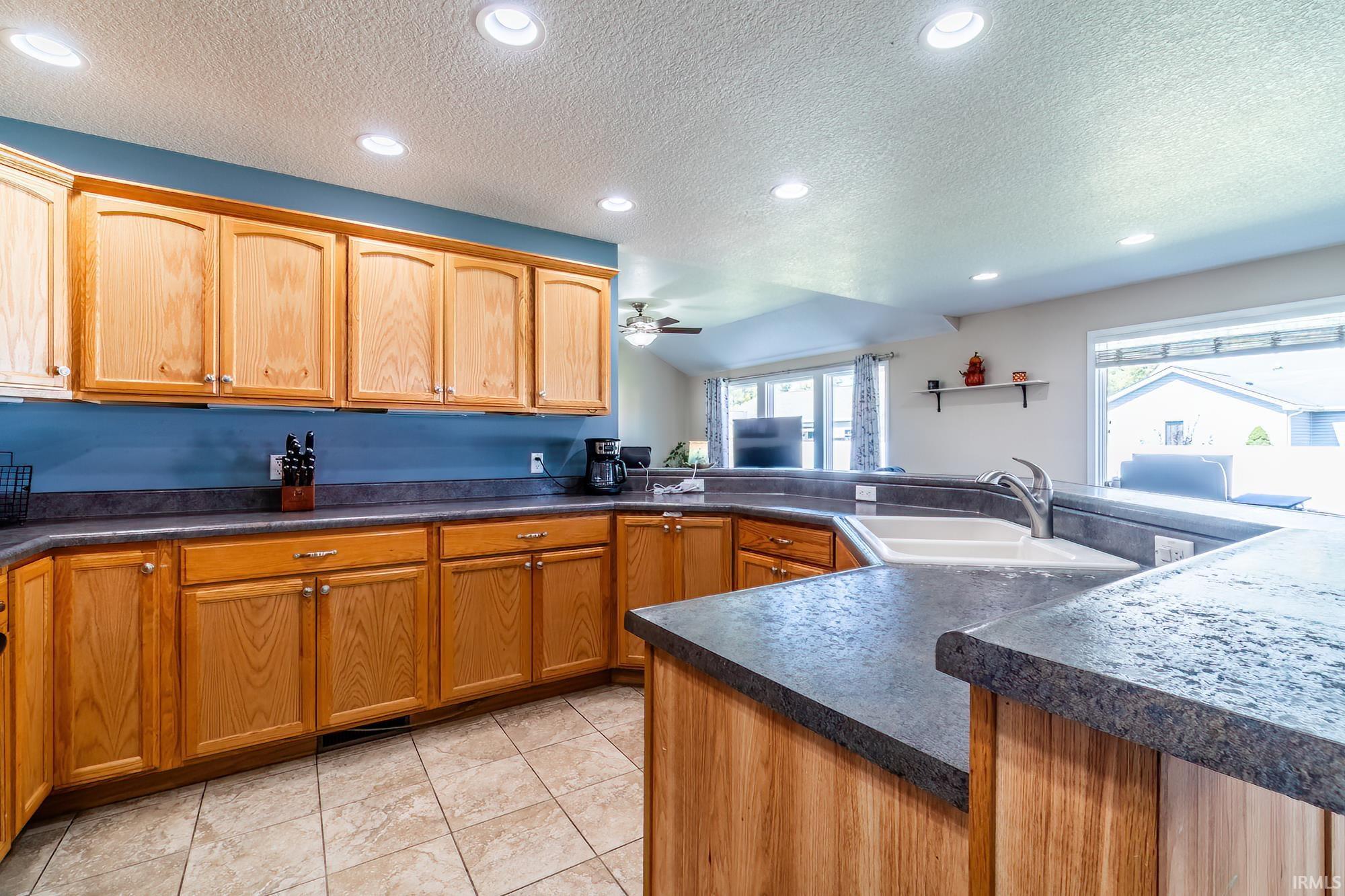 Photo 8 of 951 Hawthorn Lane