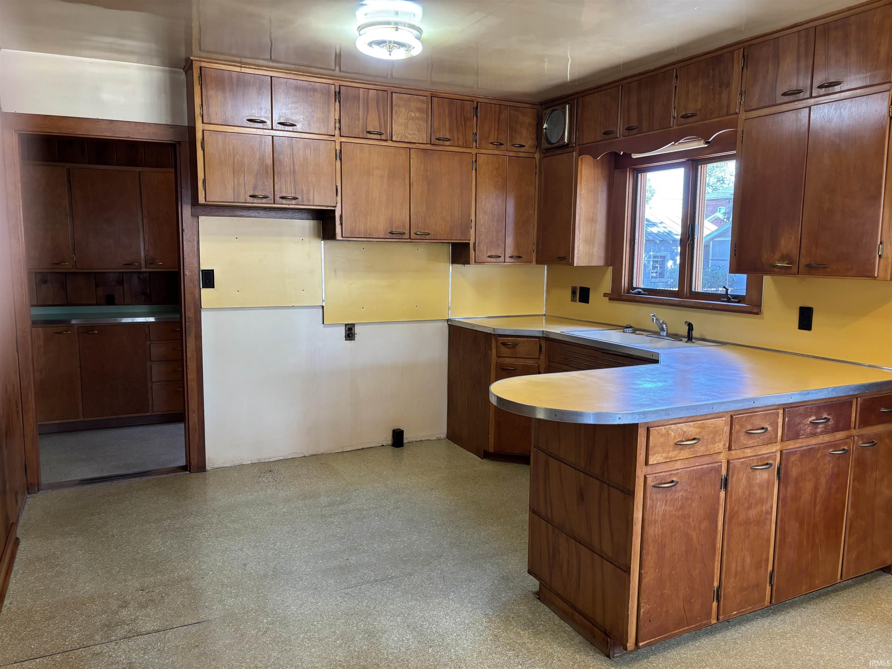 Photo 8 of 400 N Oak Street