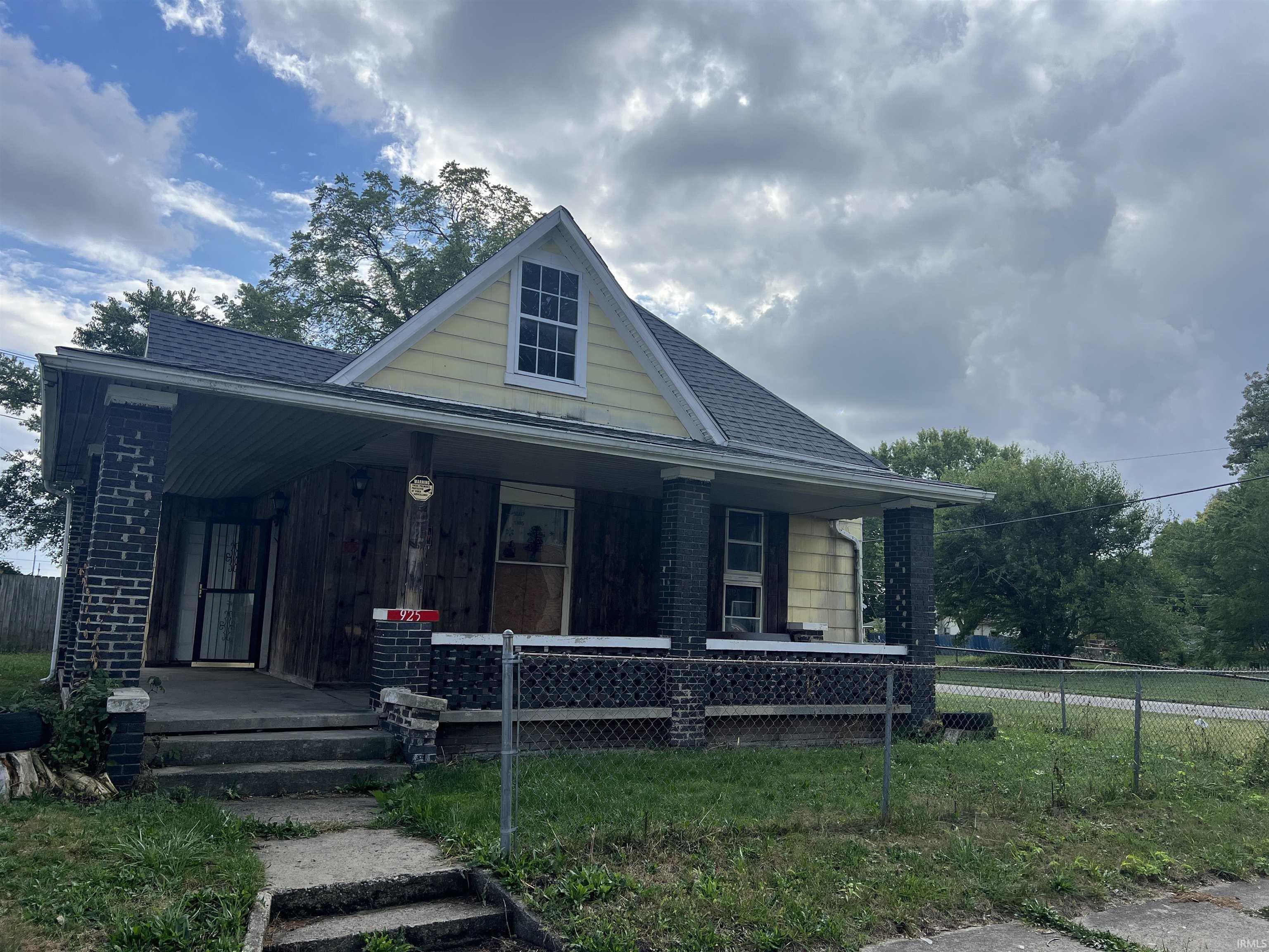 Homes for sale in Muncie, IN | 925 W Powers St, Muncie, IN 47303 | MLS# 202538958