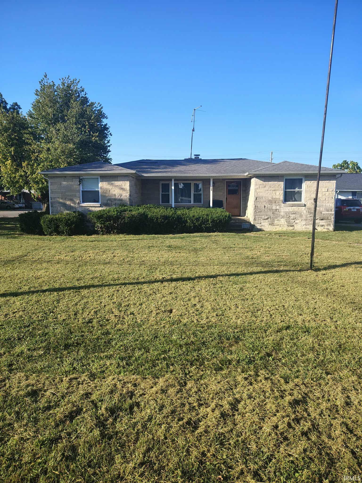 Homes for sale in Loogootee, IN | 108 Sw 2Nd St, Loogootee, IN 47553 | MLS# 202540382