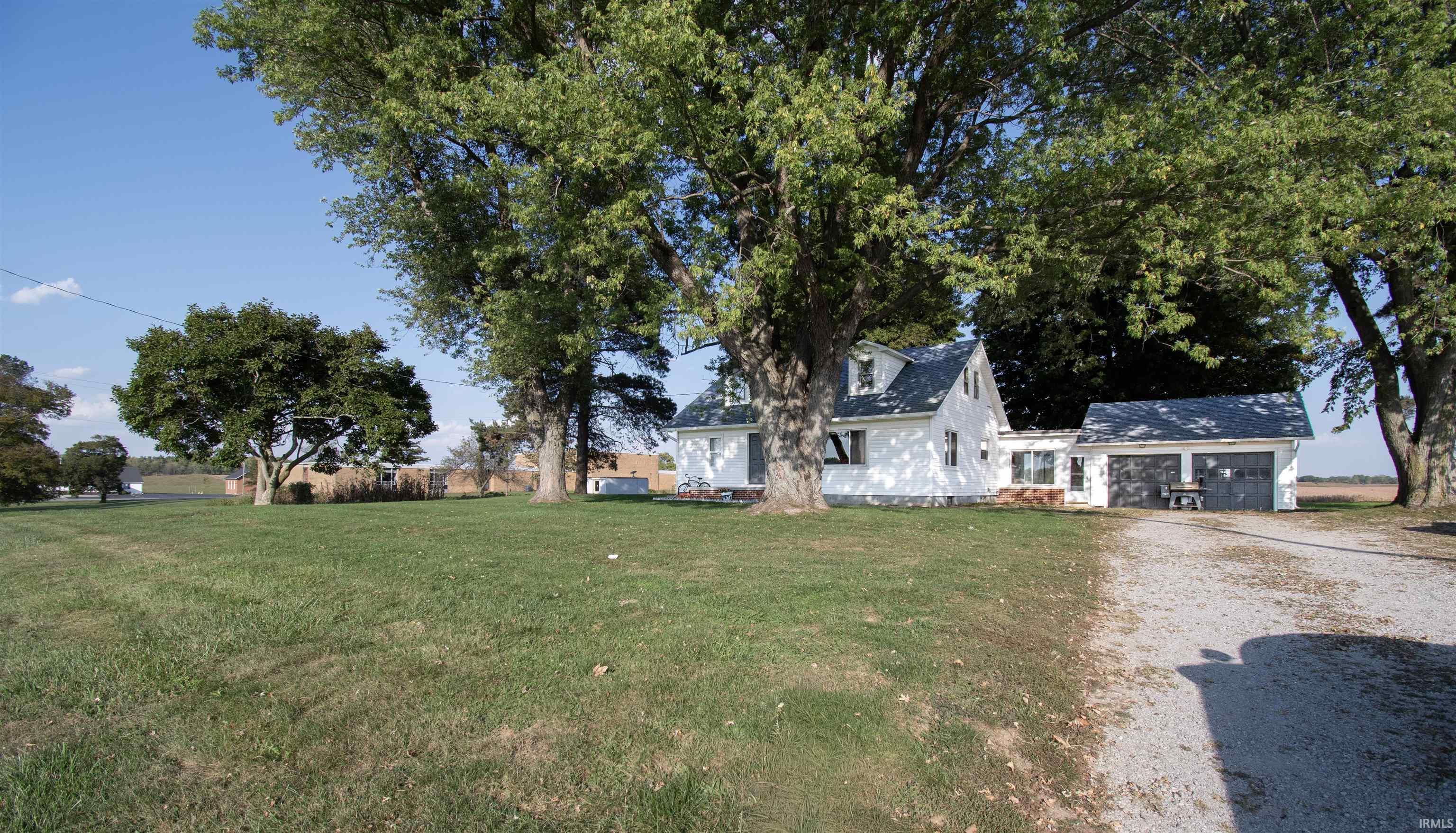 View of front facade with a front yard and driveway