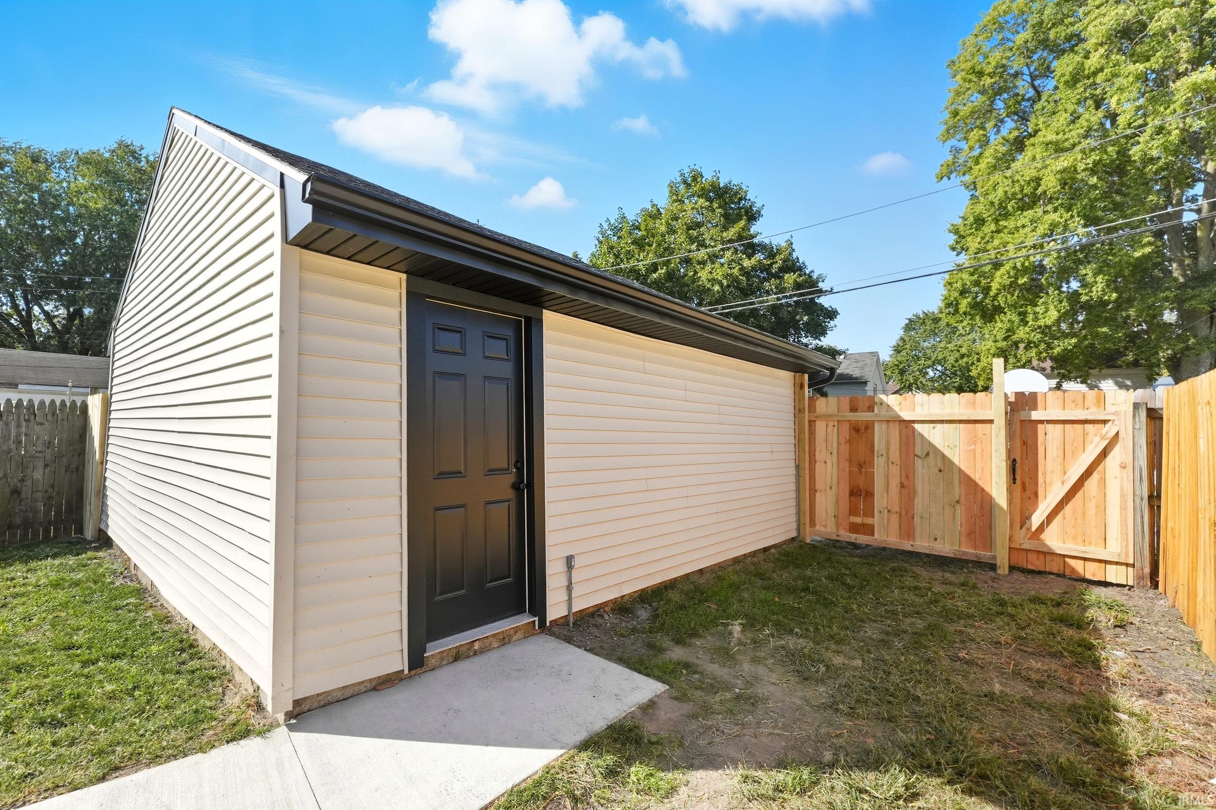 Photo 34 of 733 Growth Avenue