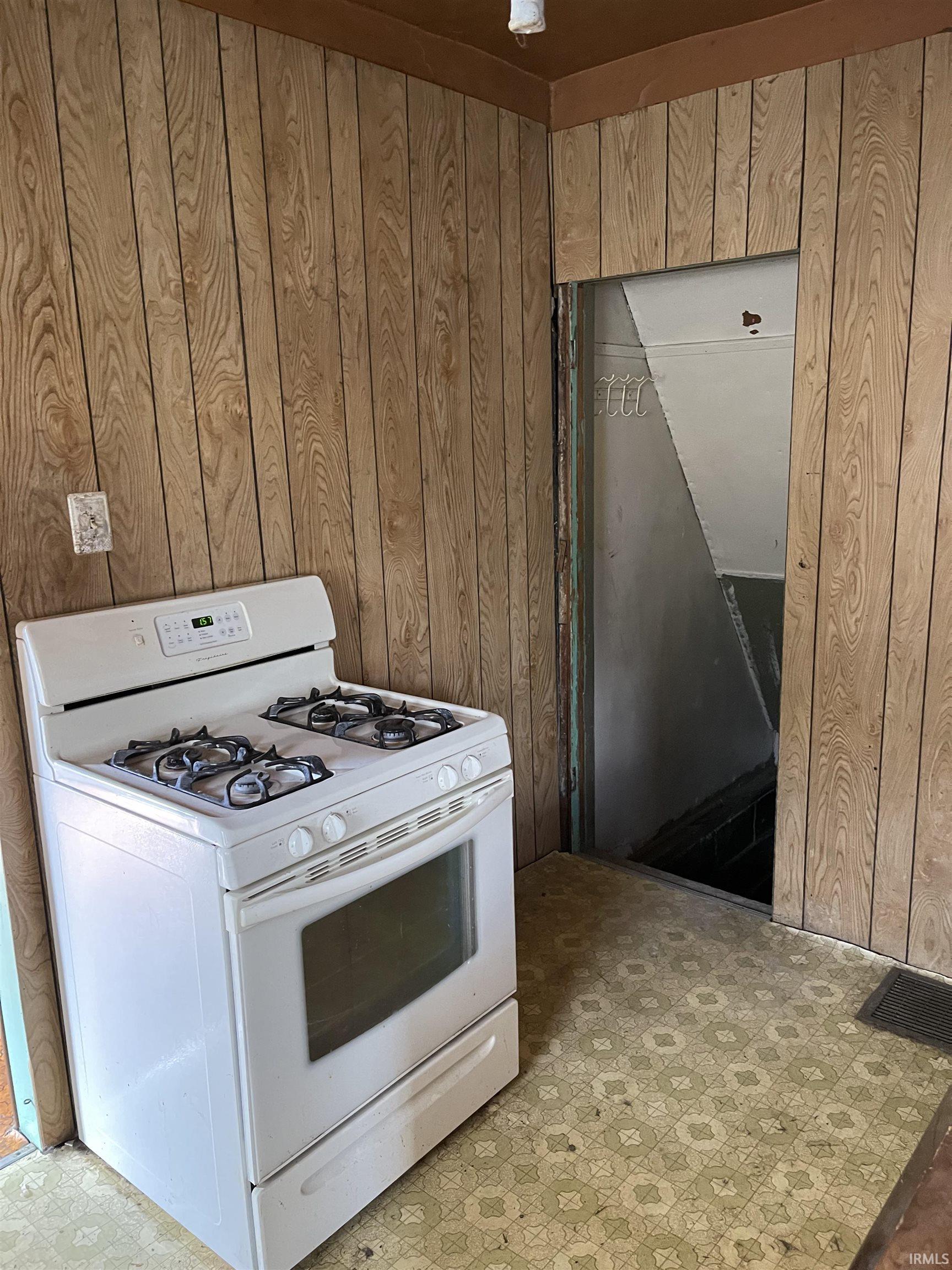 Photo 7 of 2526 Raymond Avenue