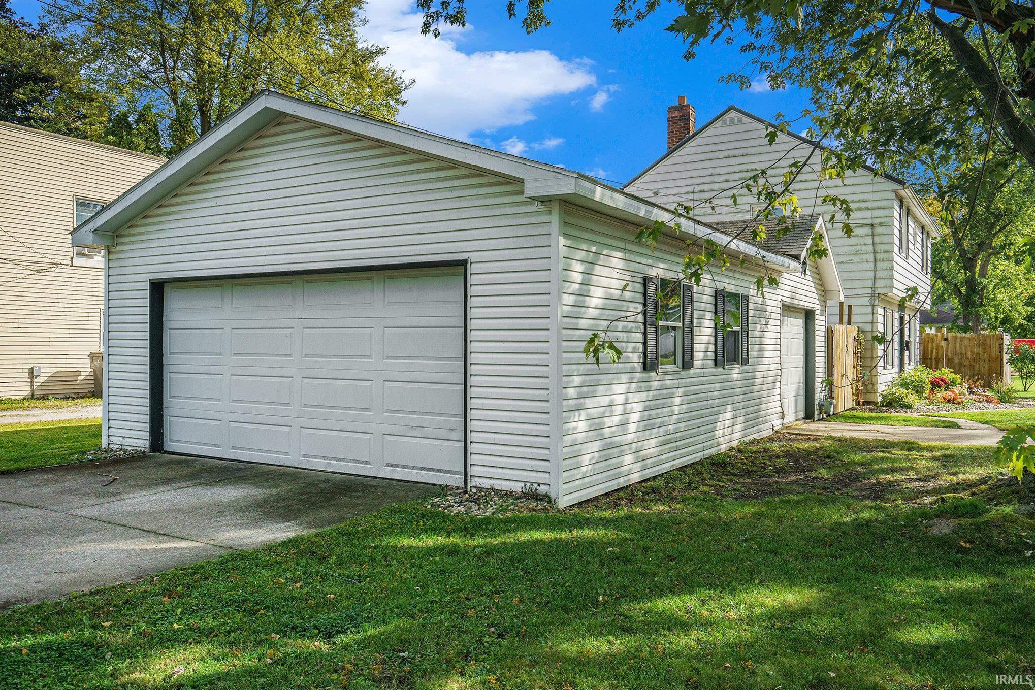 Photo 4 of 701 N Elm Street