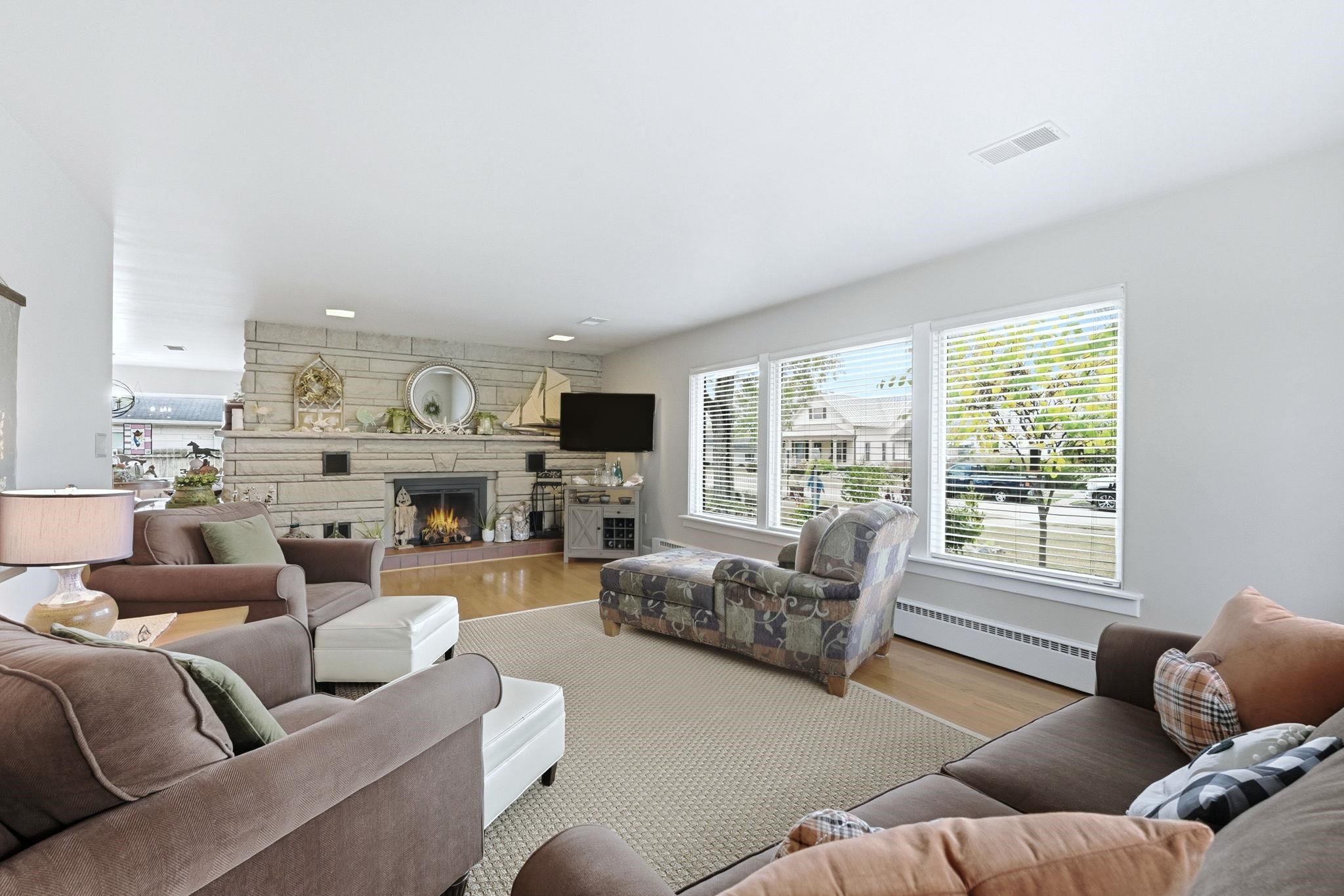 Photo 5 of 104 N Calhoun Street