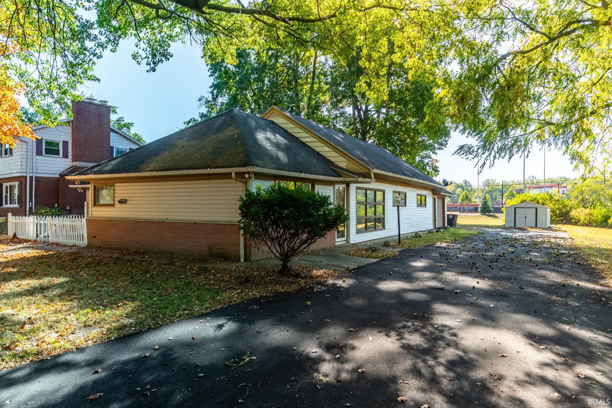 Homes for sale in Fort Wayne, IN | 130 E Hoover Dr, Fort Wayne, IN 46816 | MLS# 202541945