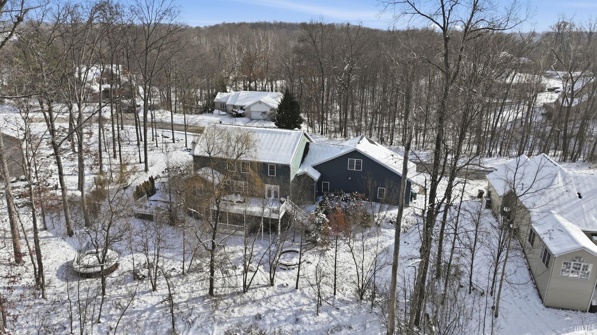 Snowy aerial view featuring a forest view