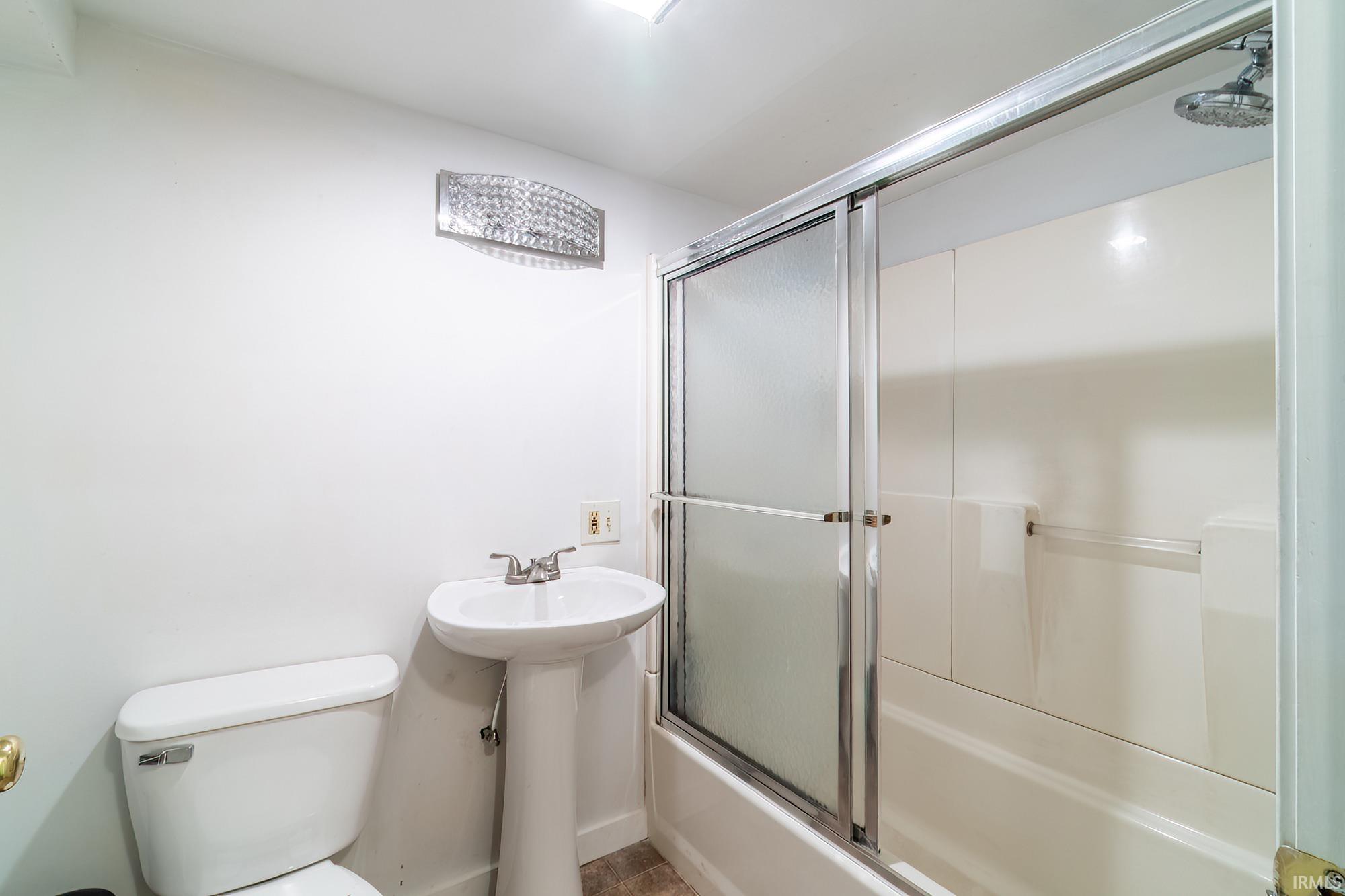 Photo 13 of 825 Putnam Street