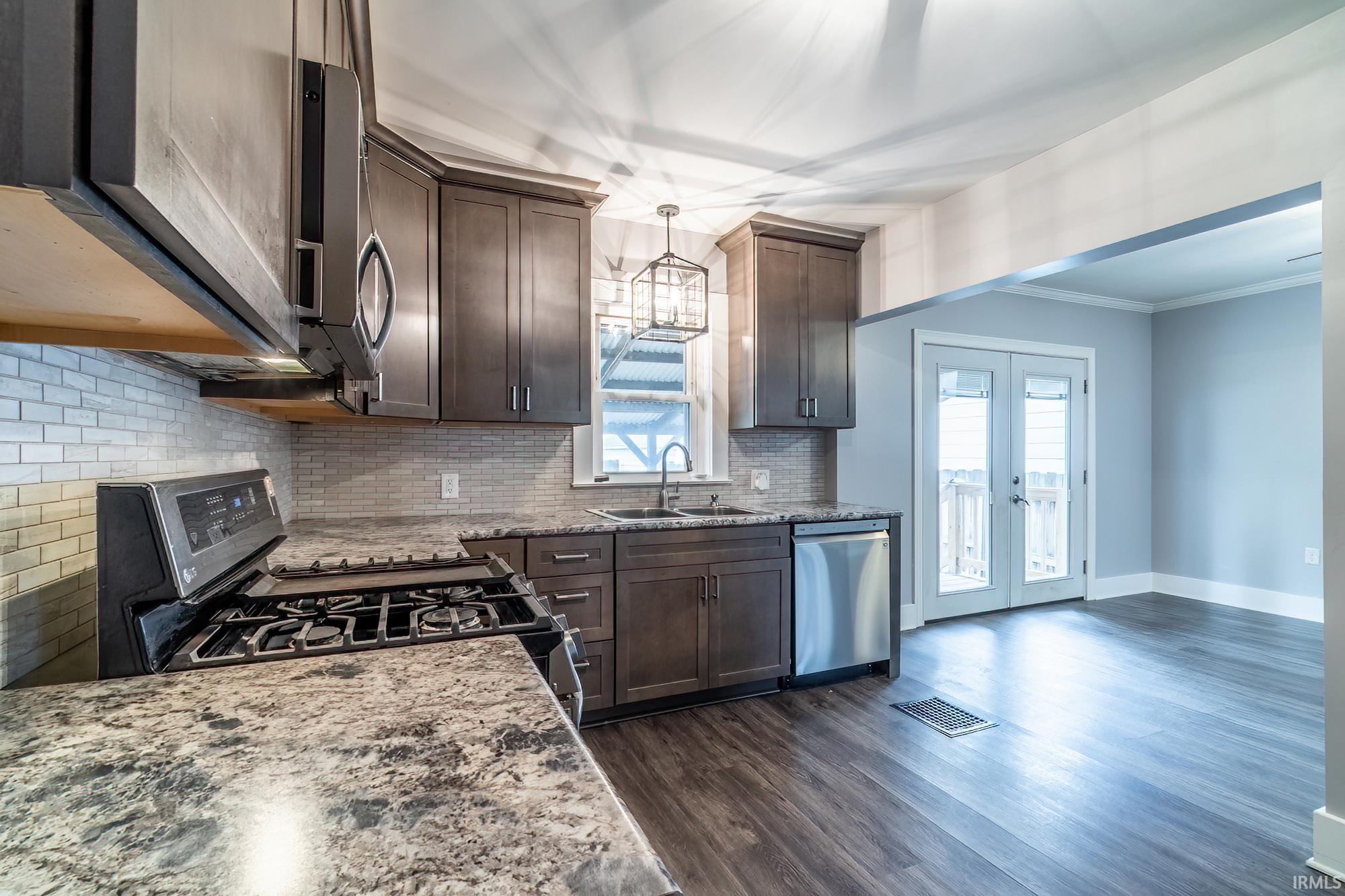 Photo 14 of 825 Putnam Street