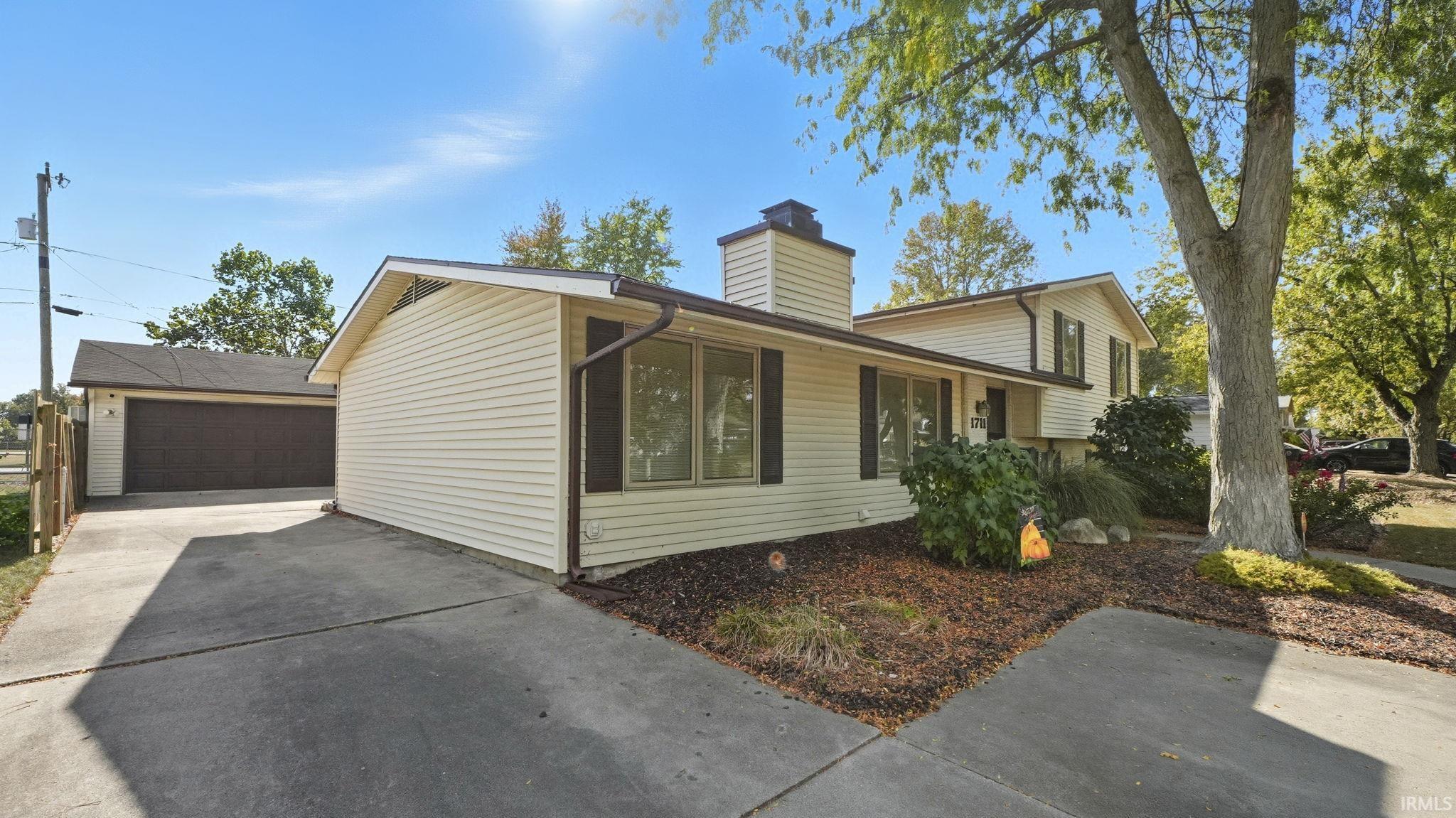 Photo 2 of 1711 Saint Louis Avenue