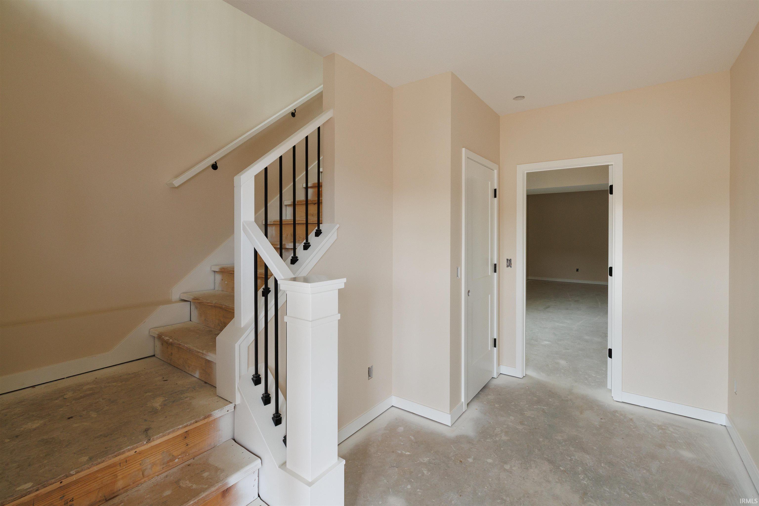 Photo 2 of 1004 E Hawthorn Lane