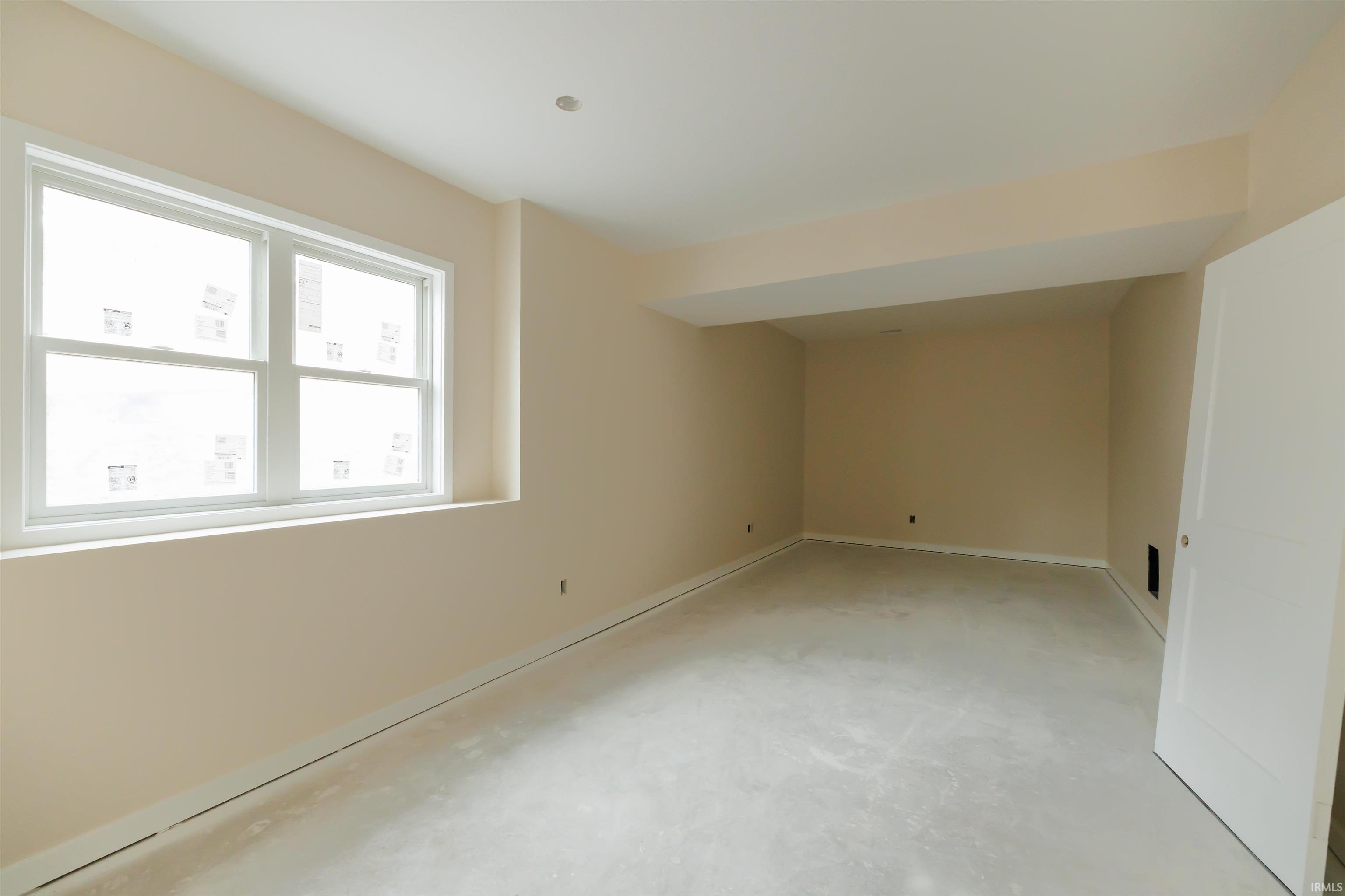 Photo 3 of 1004 E Hawthorn Lane