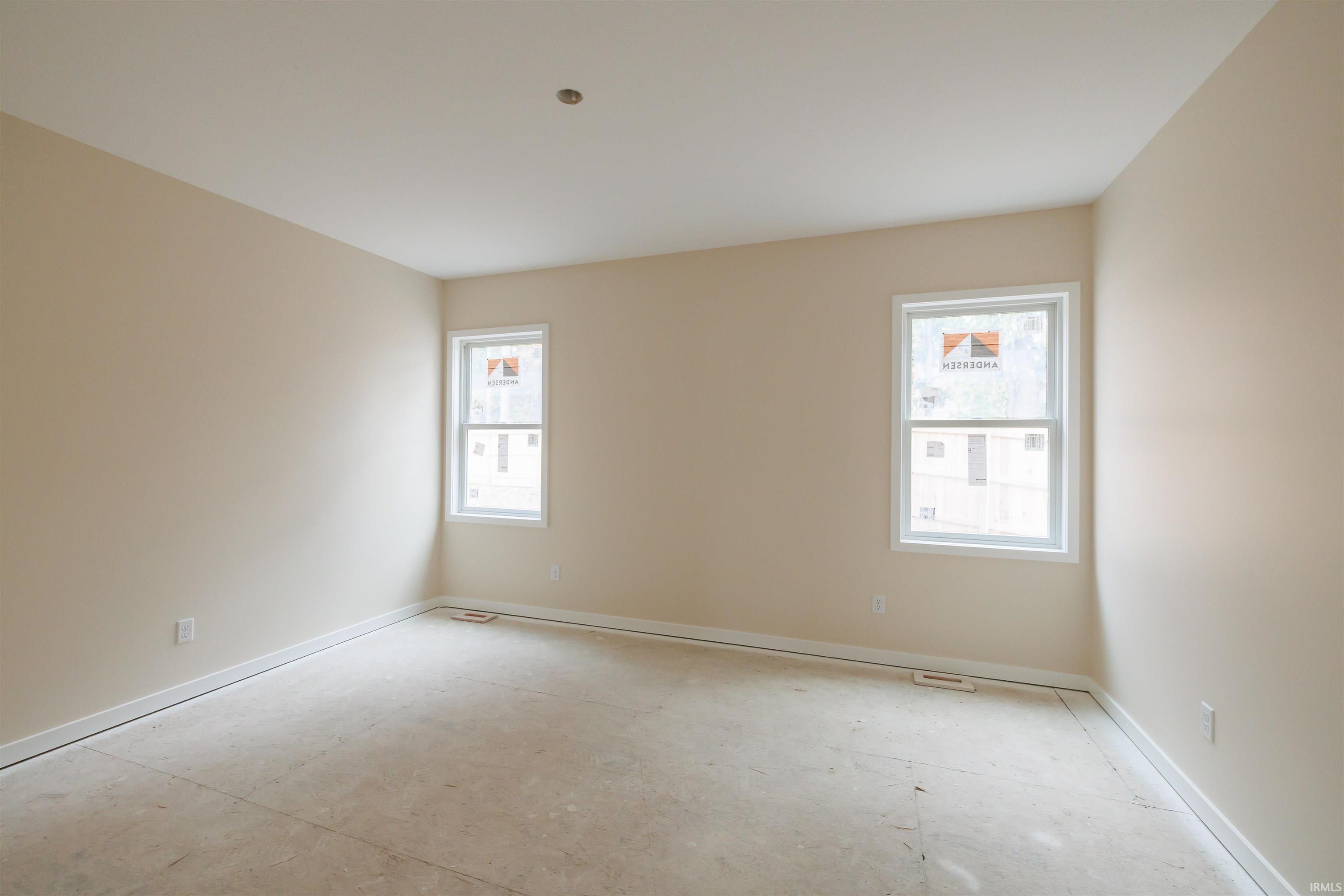 Photo 8 of 1004 E Hawthorn Lane