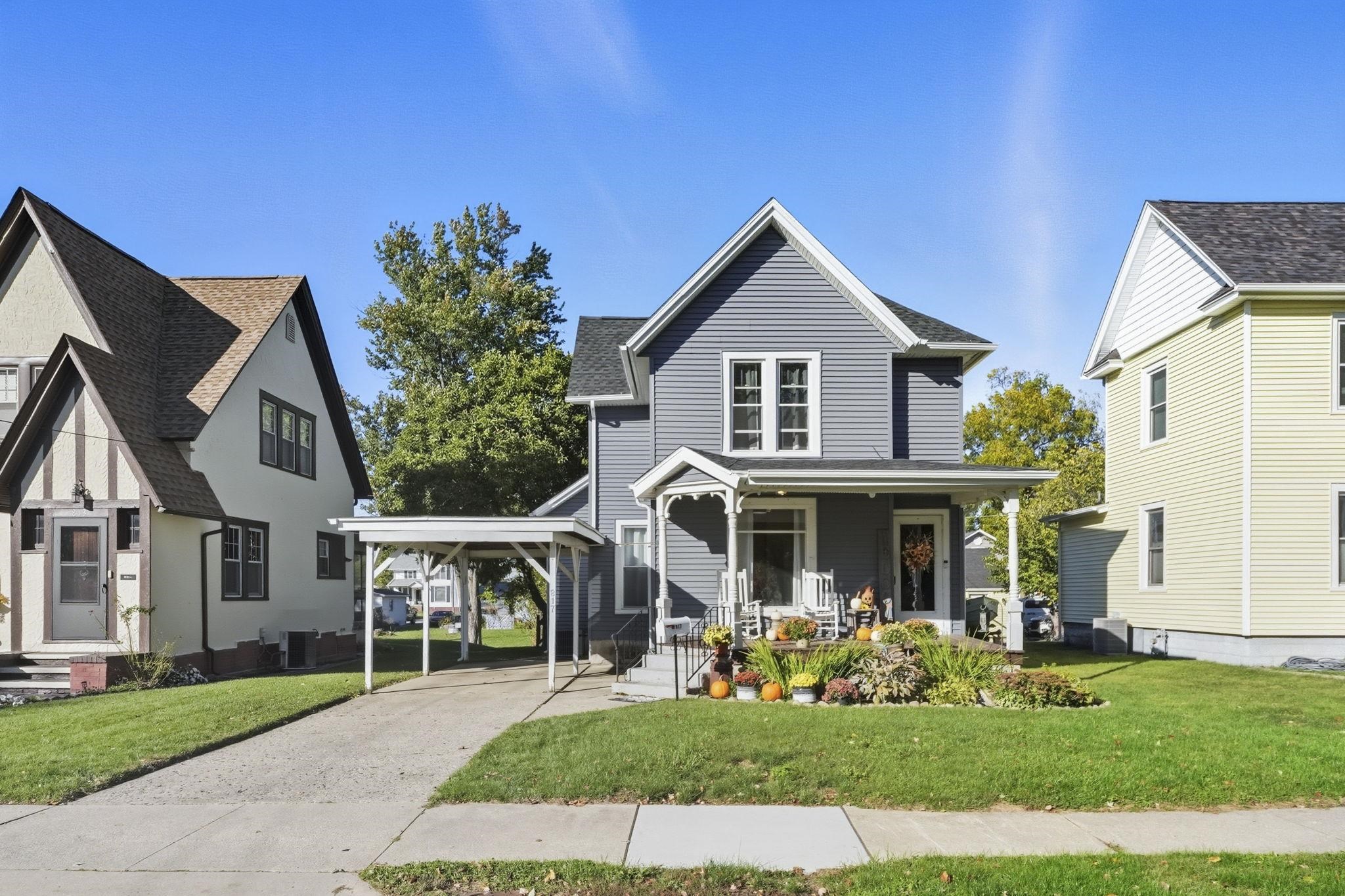 Photo 1 of 817 E Mitchell Street