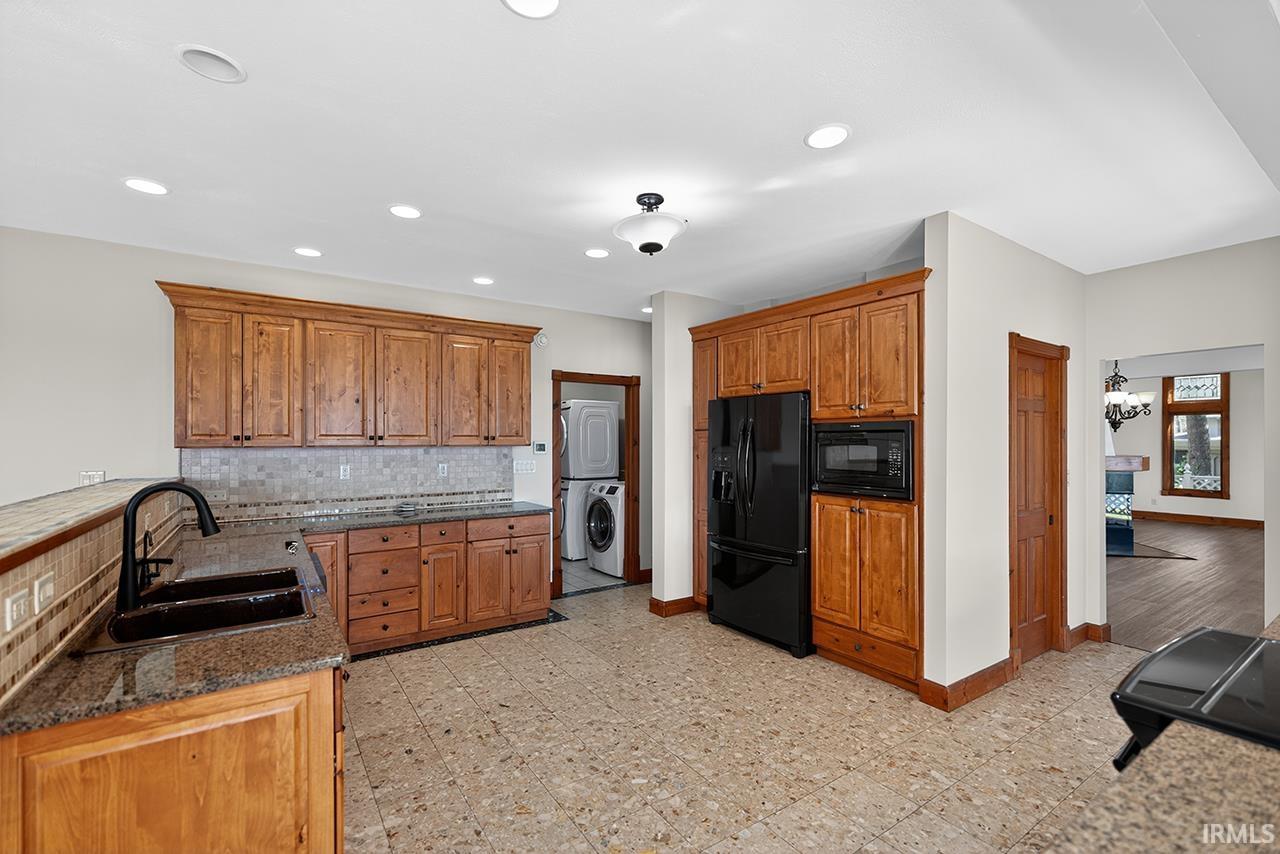 Photo 11 of 3125 Greenleaf Boulevard