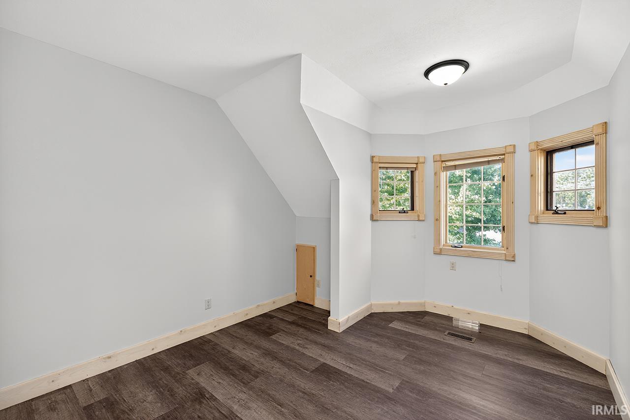 Photo 13 of 3125 Greenleaf Boulevard