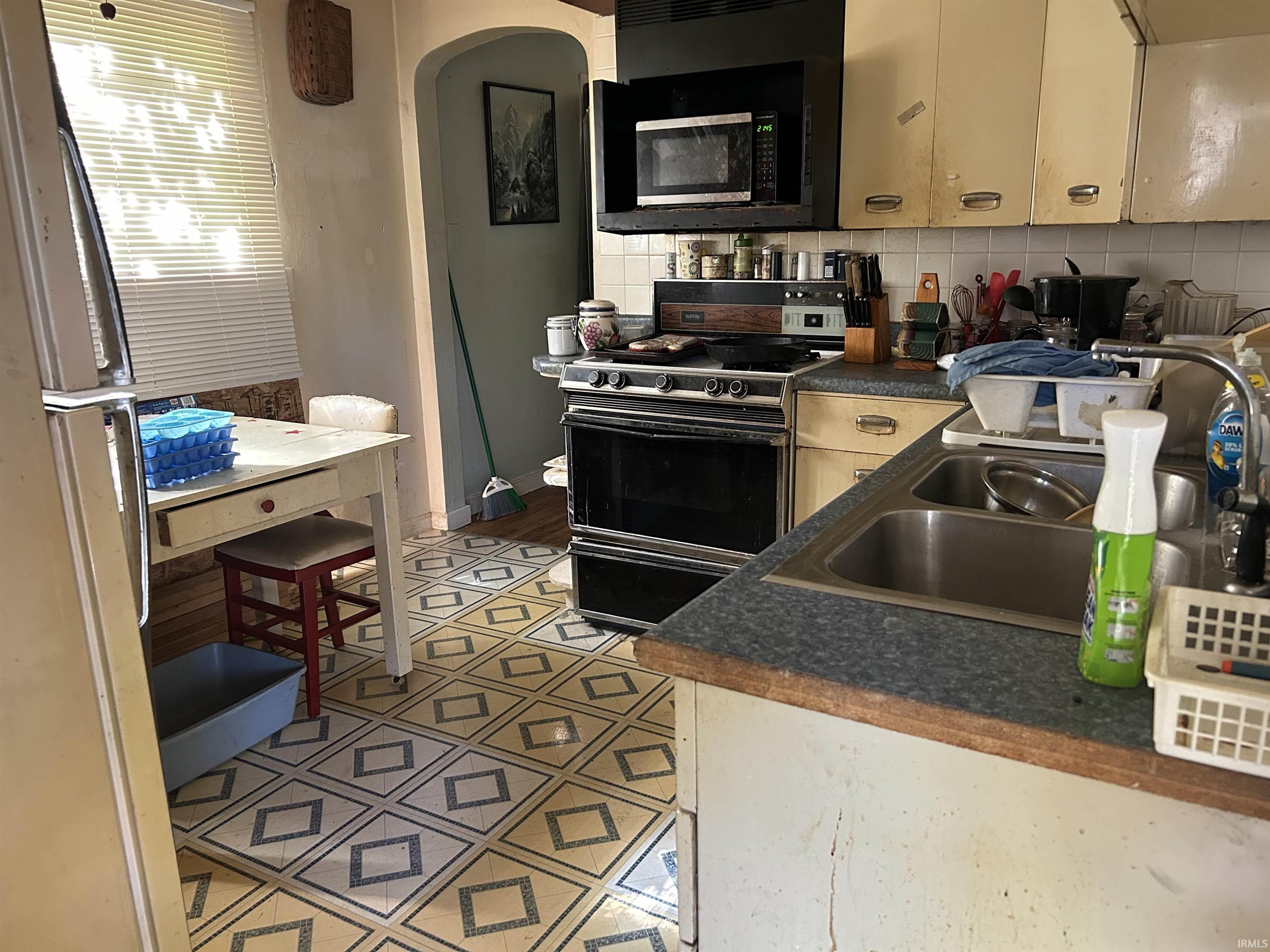 Photo 3 of 2435 Dodge Avenue