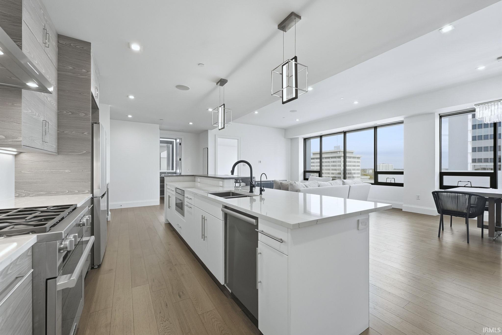 Photo 3 of 202 W Berry Street