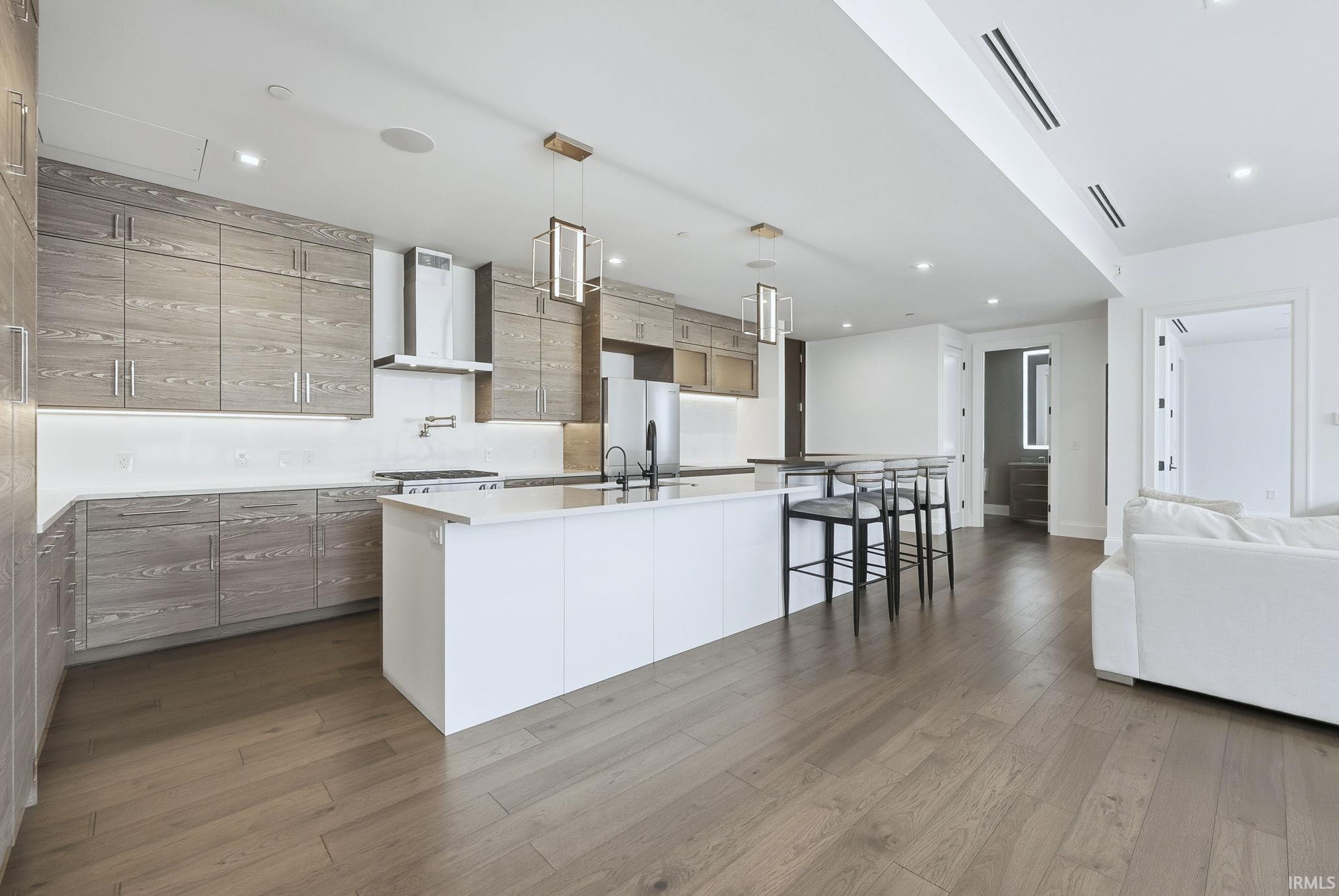 Photo 4 of 202 W Berry Street