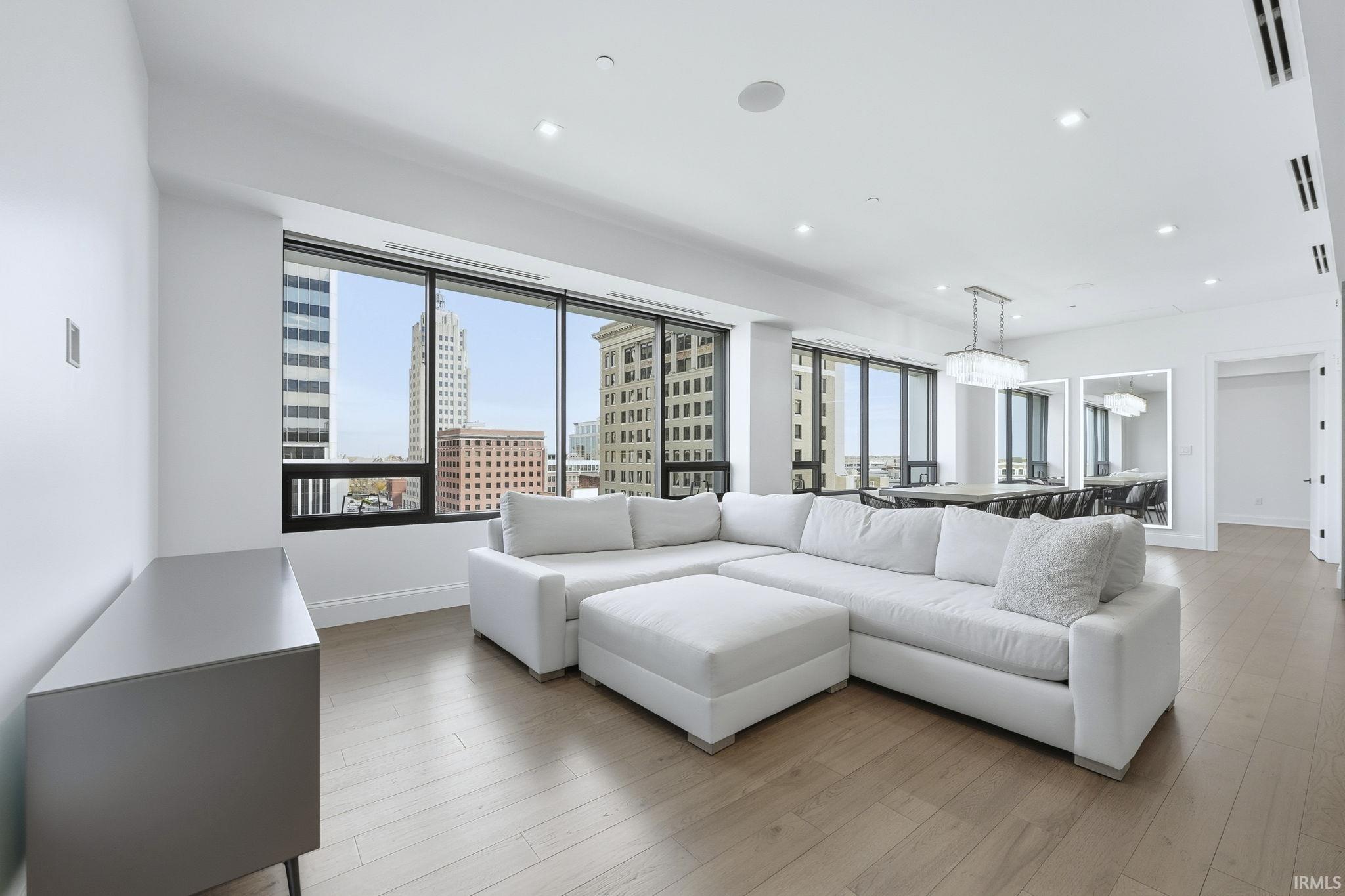 Photo 5 of 202 W Berry Street