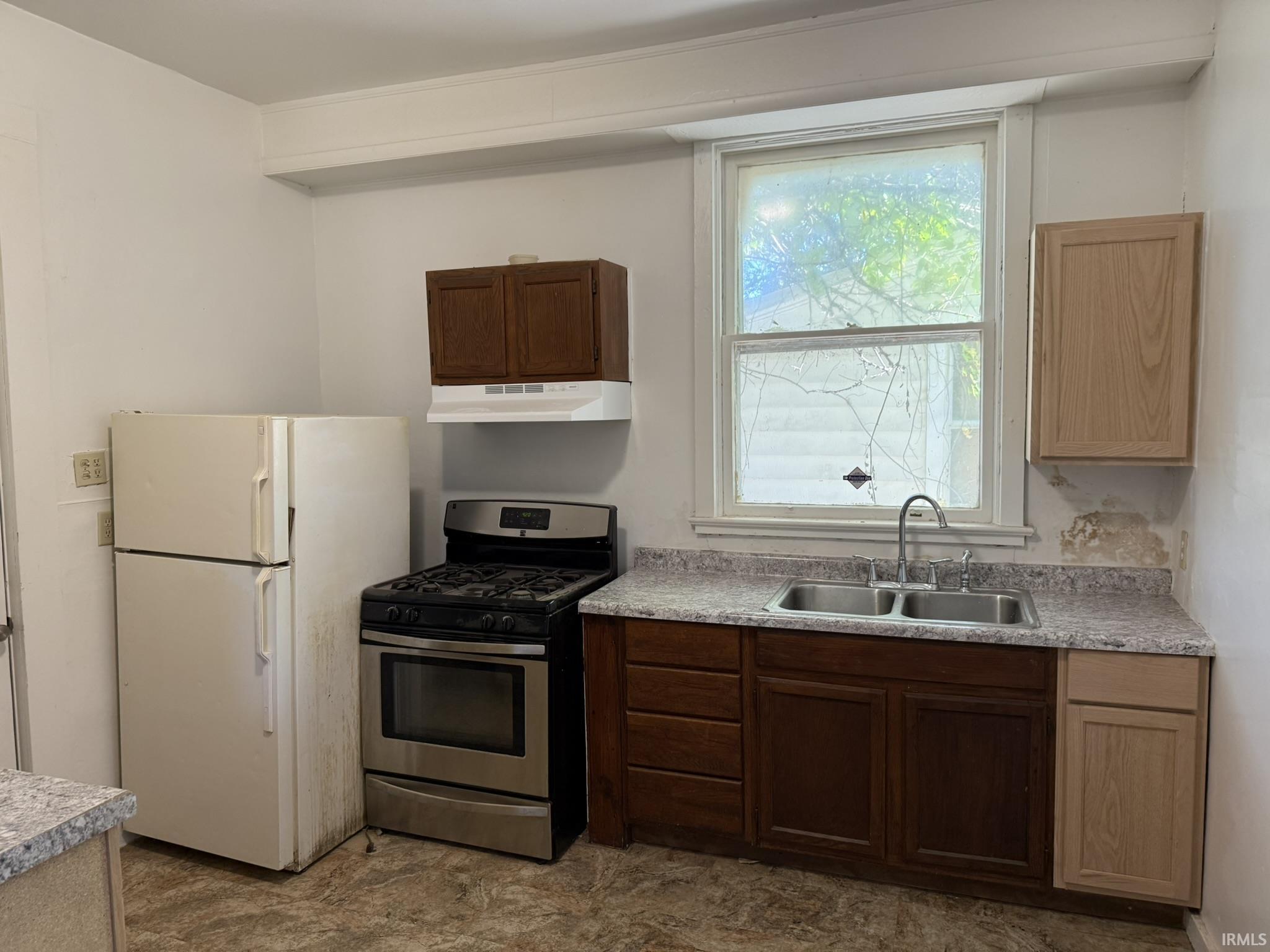 Photo 4 of 439 E Taber Street