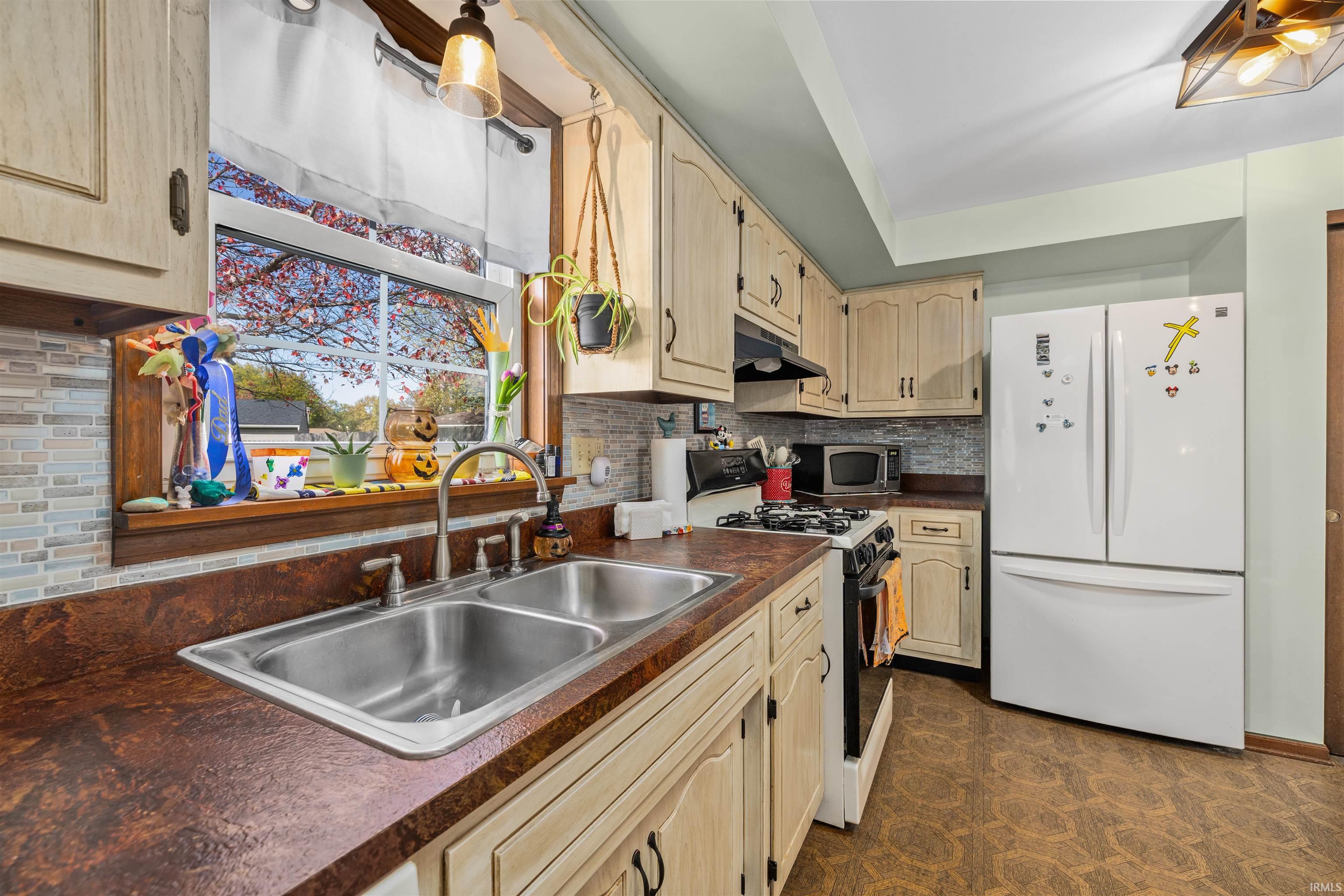 Photo 11 of 601 Iwo Street