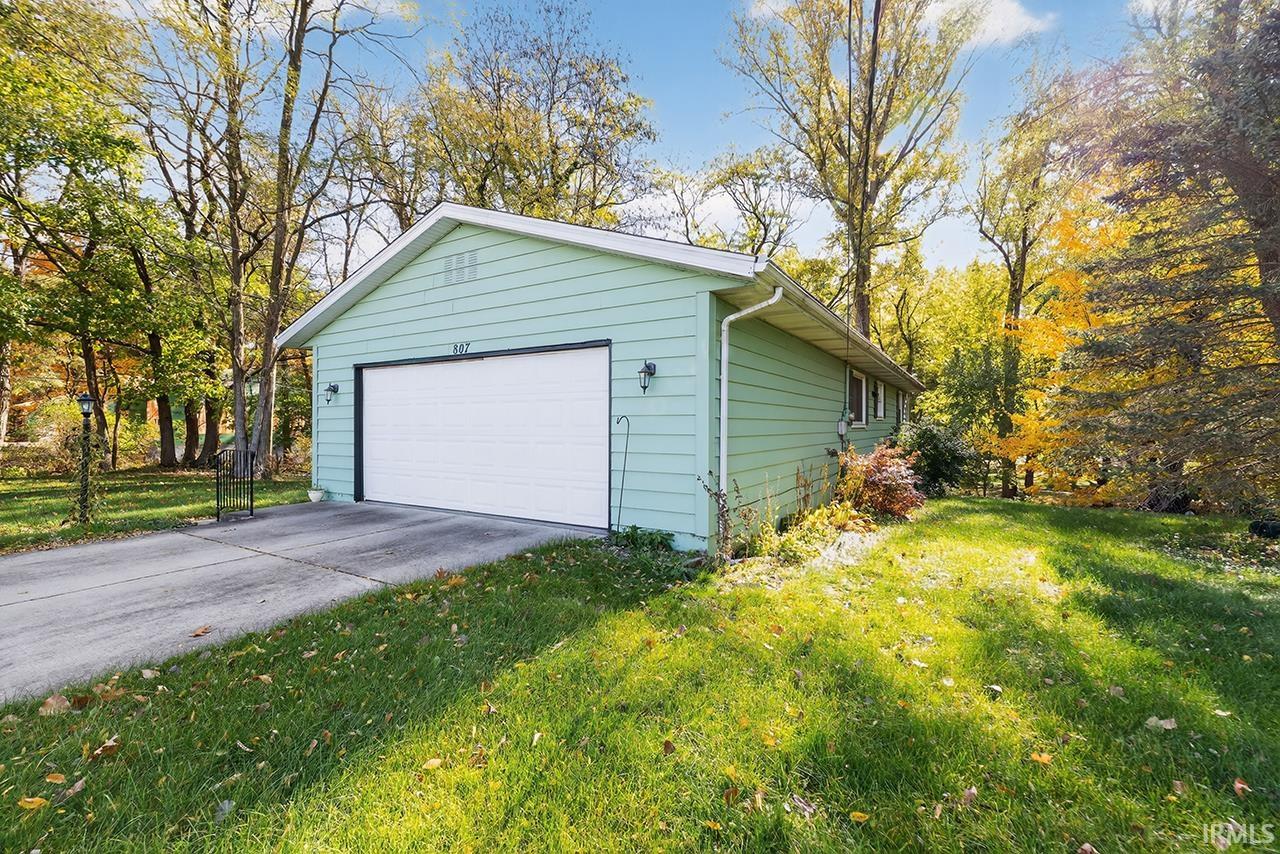 Photo 2 of 807 N River Road