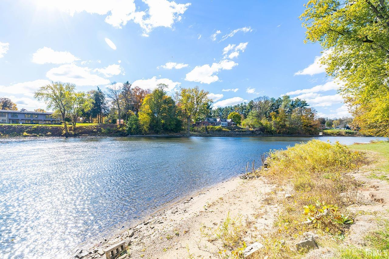 Photo 3 of 807 N River Road