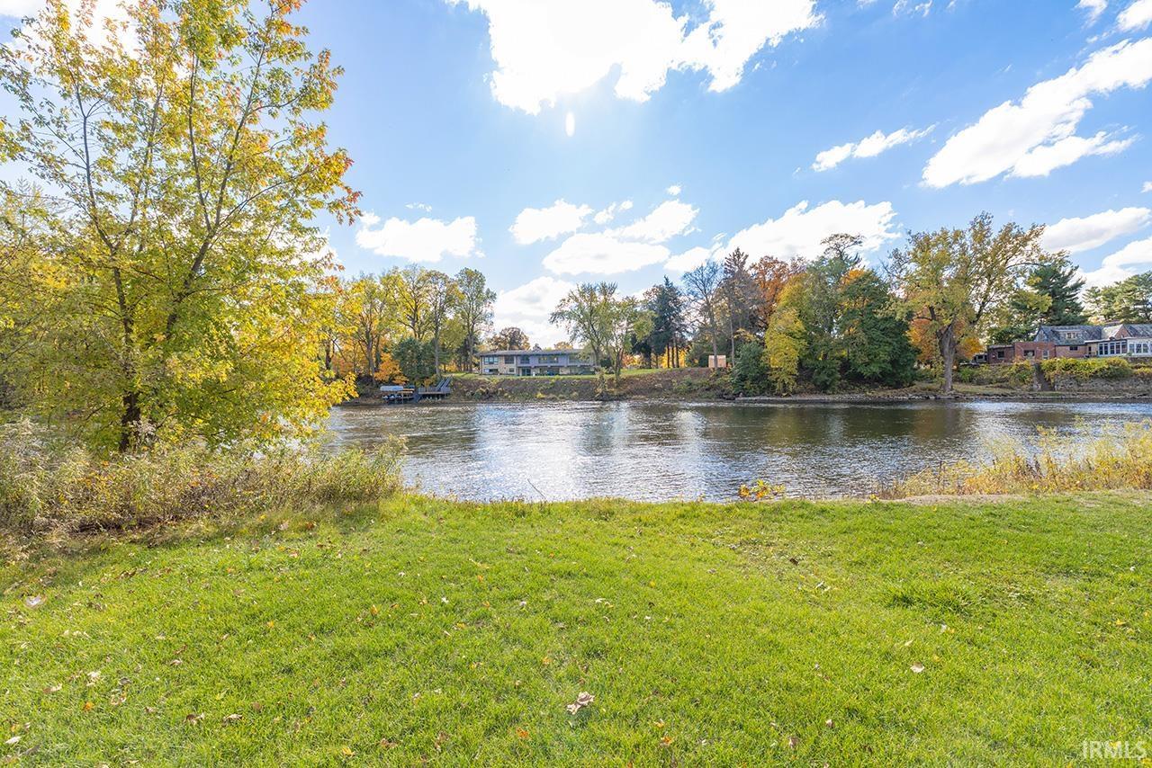 Photo 4 of 807 N River Road