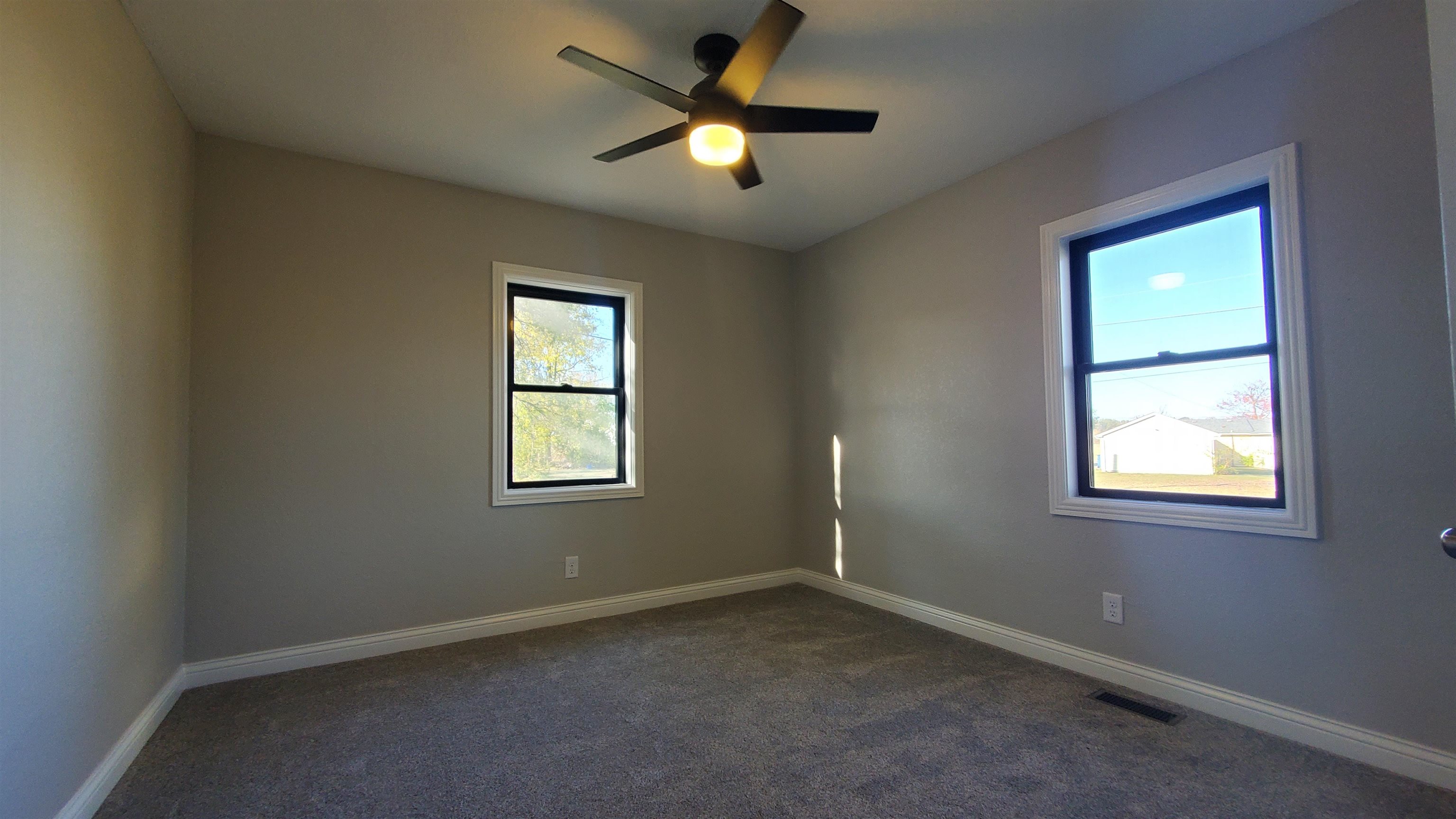 Photo 16 of 318 W Barnhart Street