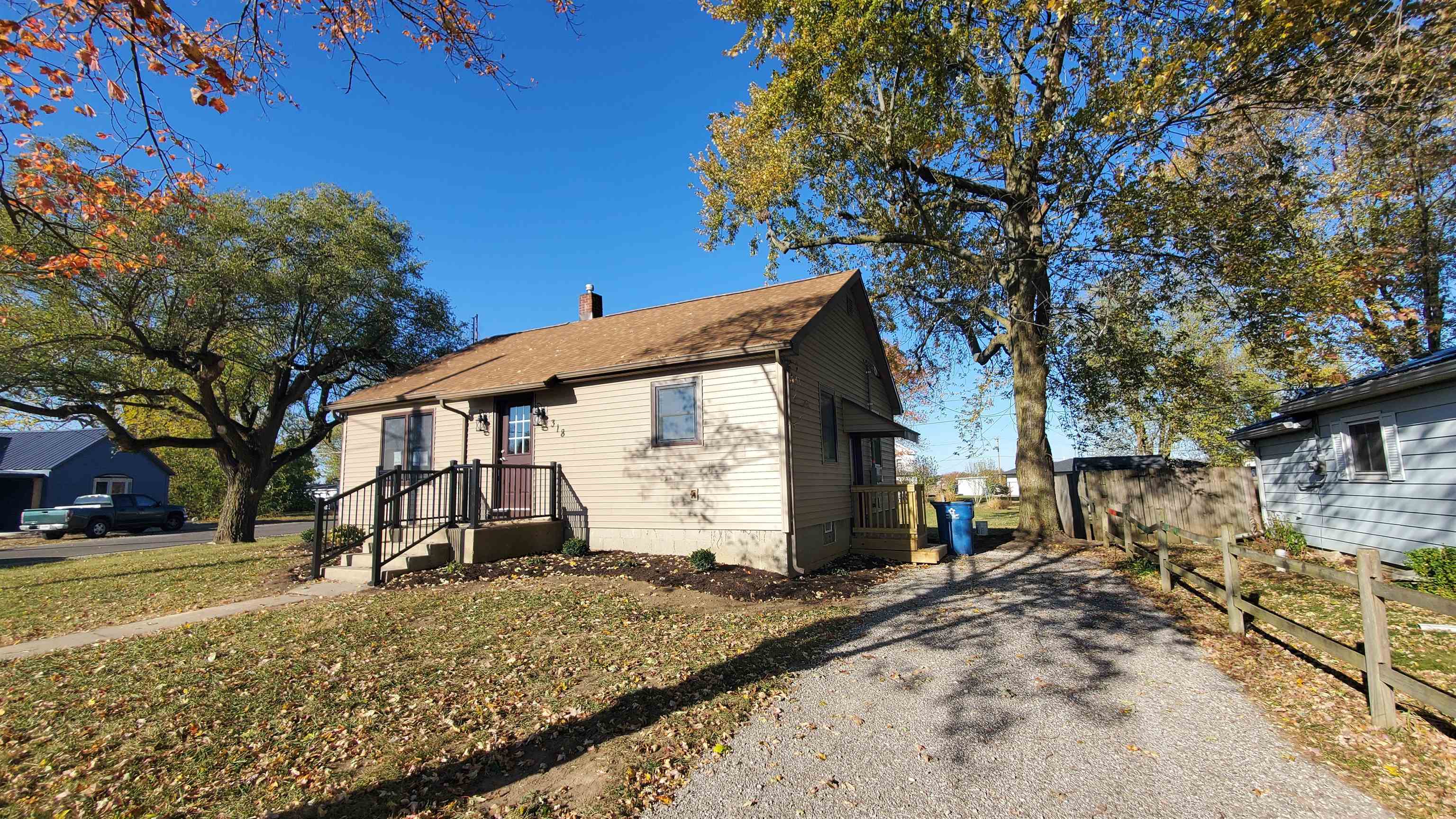 Photo 2 of 318 W Barnhart Street