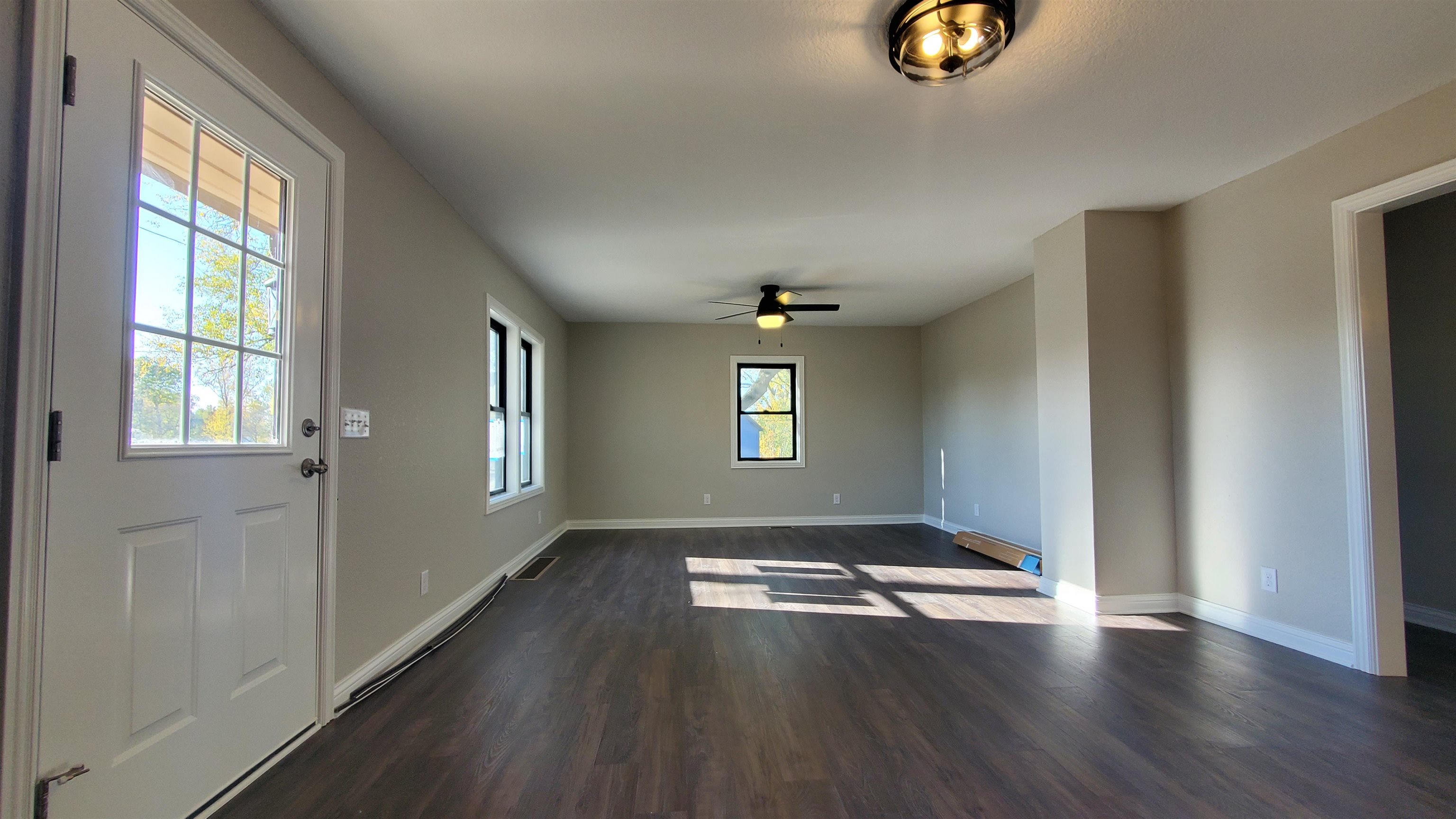 Photo 3 of 318 W Barnhart Street