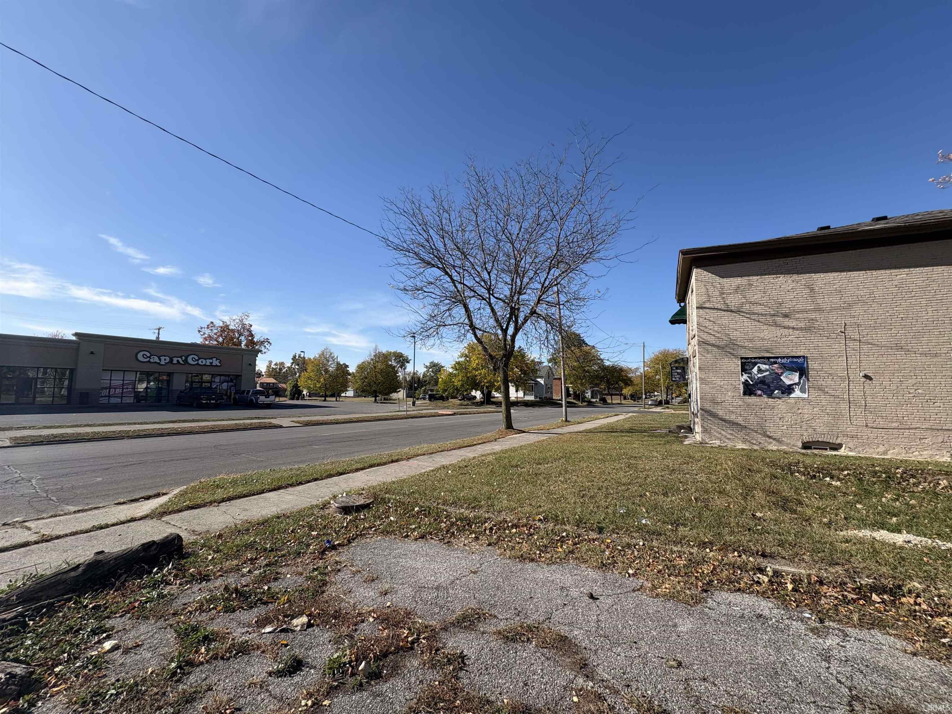 Photo 2 of 613 E Lewis Street