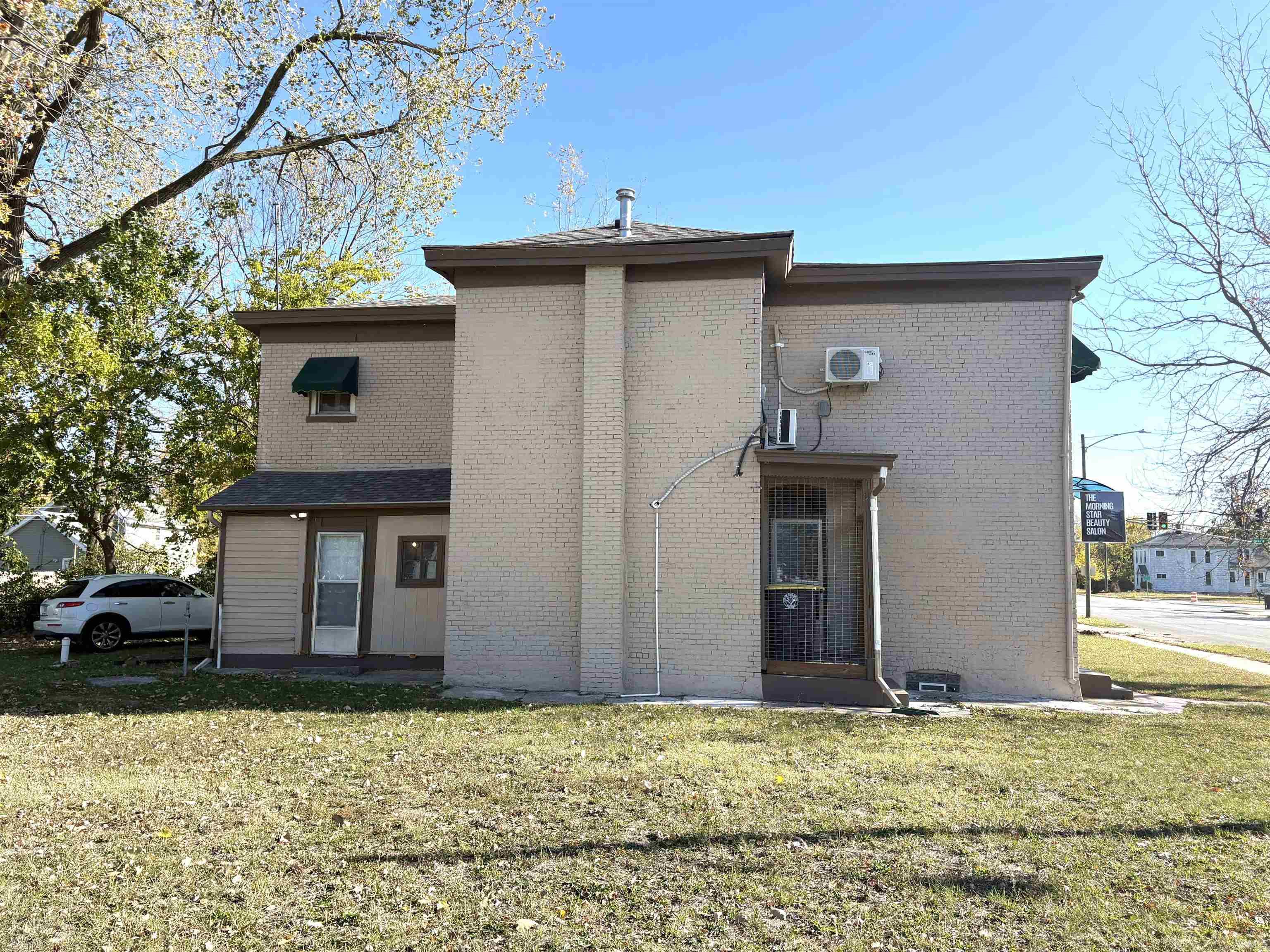 Photo 5 of 613 E Lewis Street