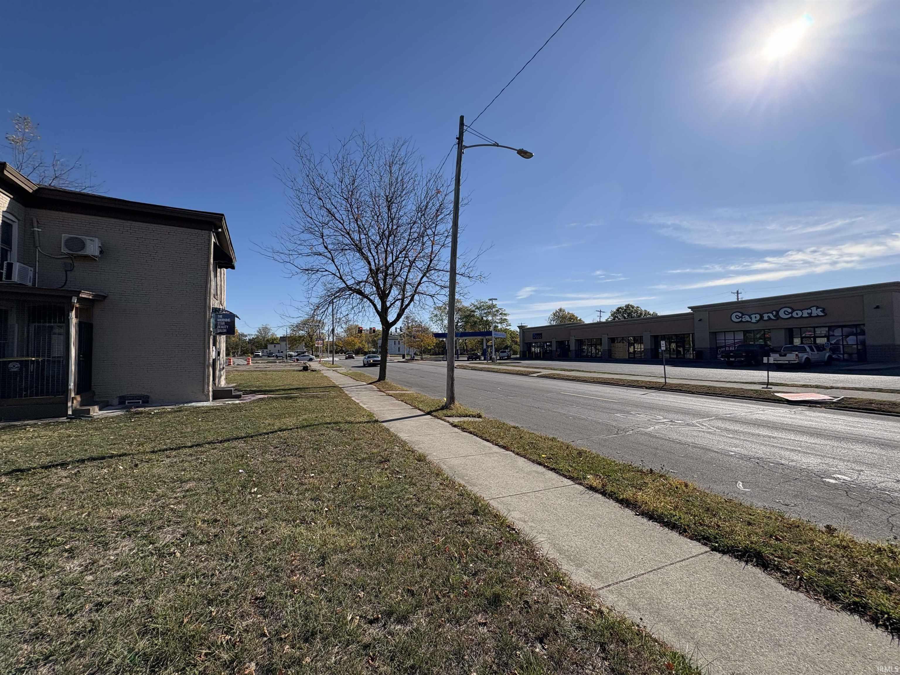 Photo 3 of 613 E Lewis Street