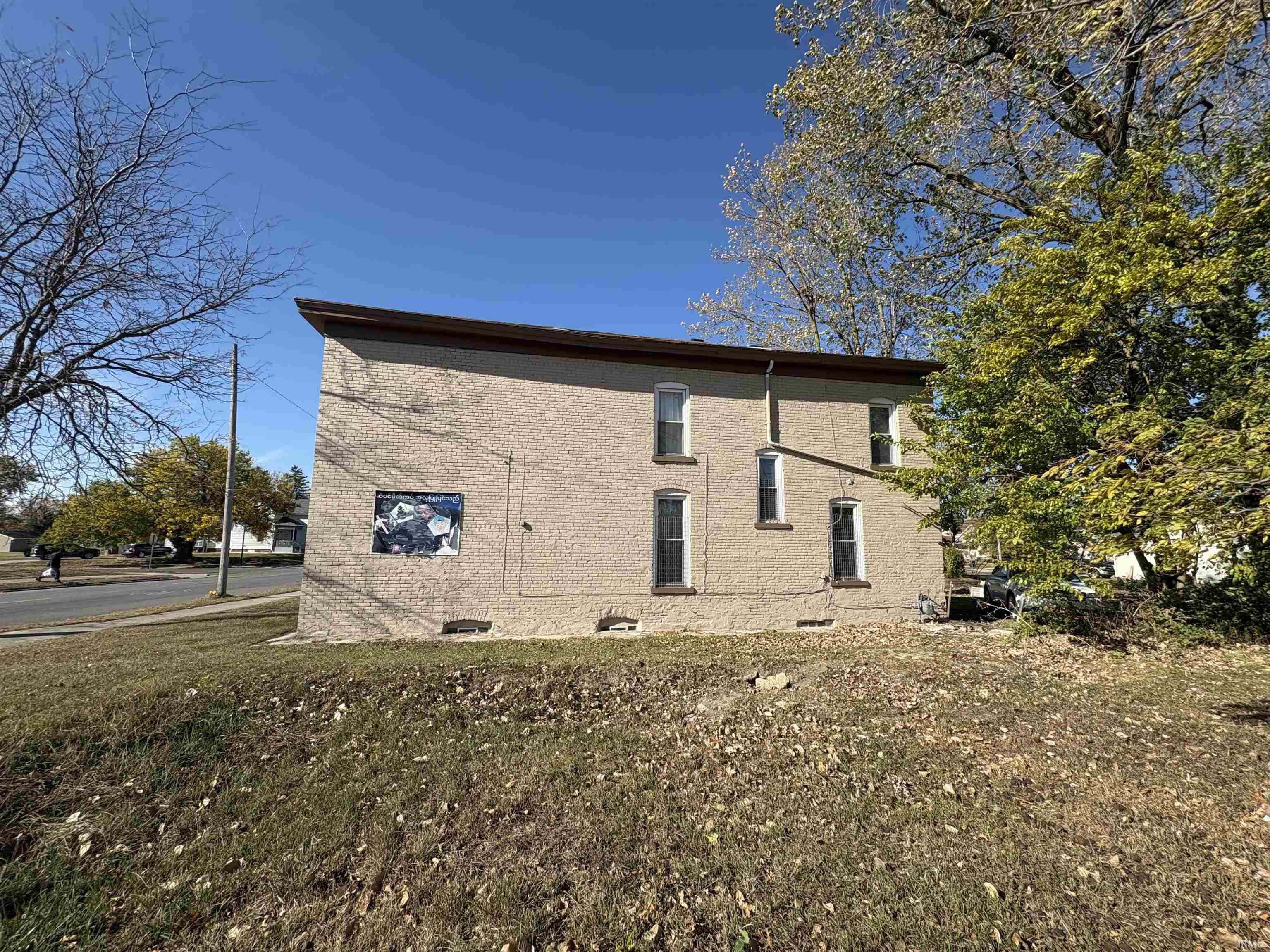 Photo 5 of 613 E Lewis Street