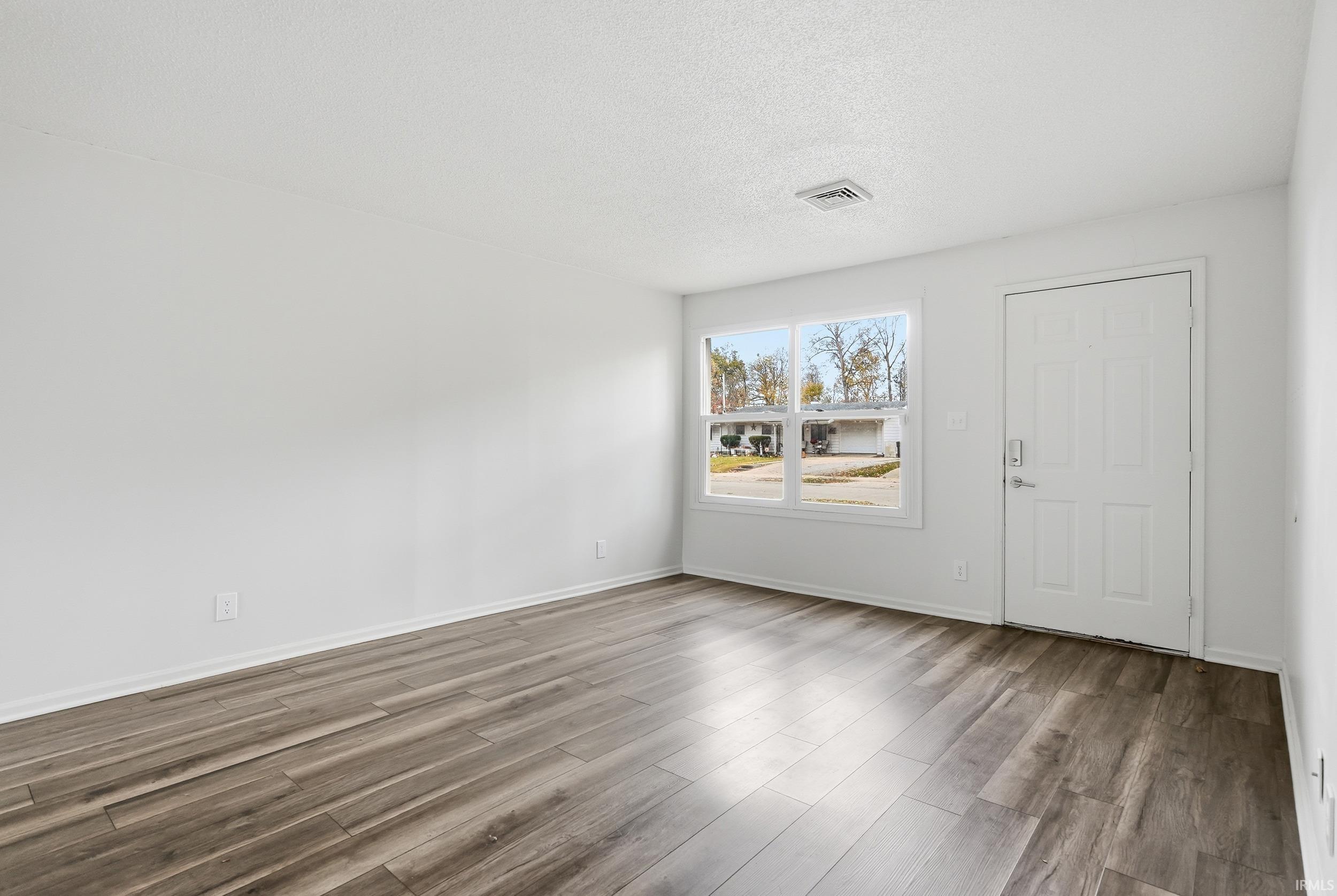 Photo 4 of 1107 Larch Lane