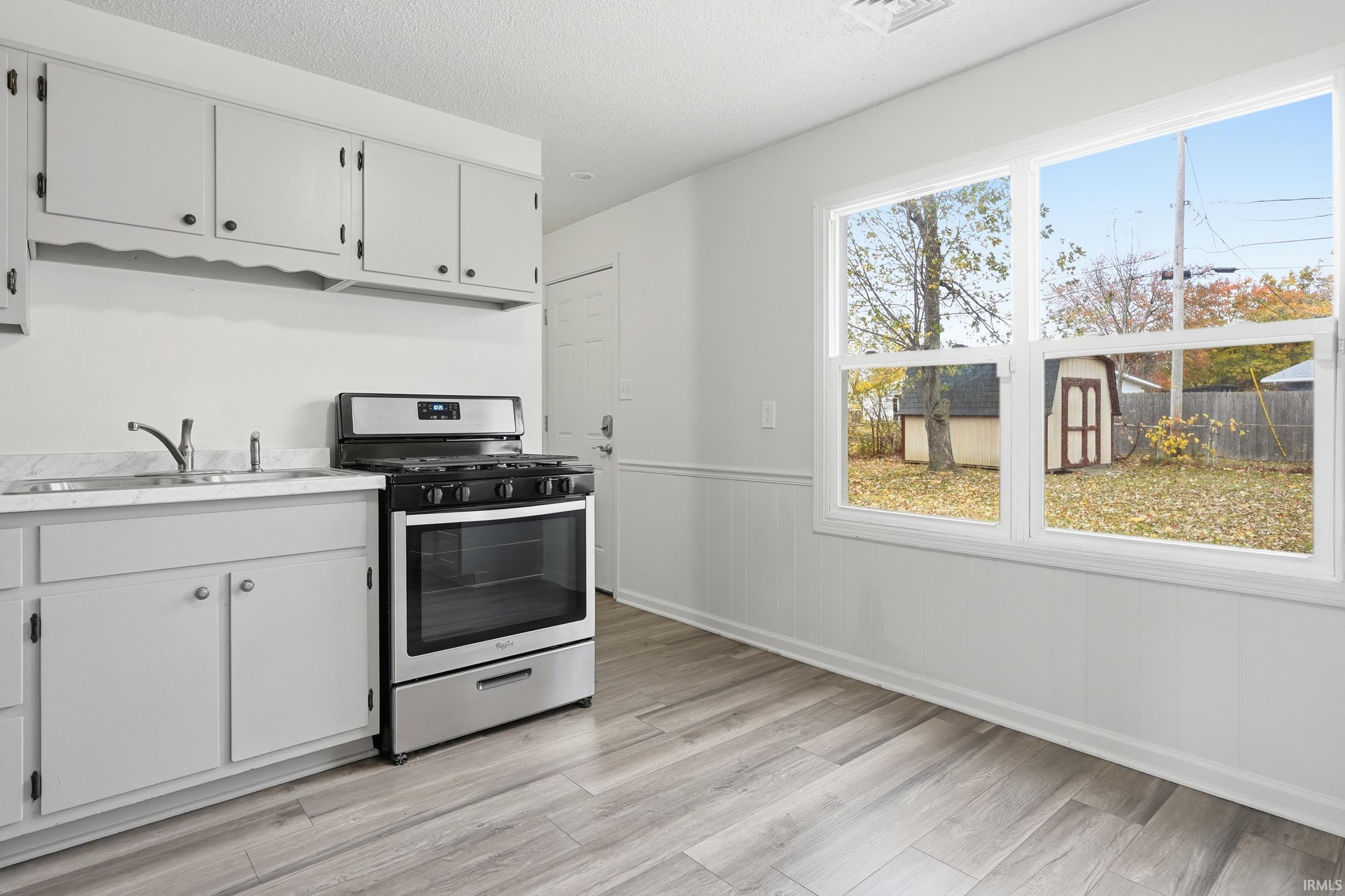 Photo 6 of 1107 Larch Lane