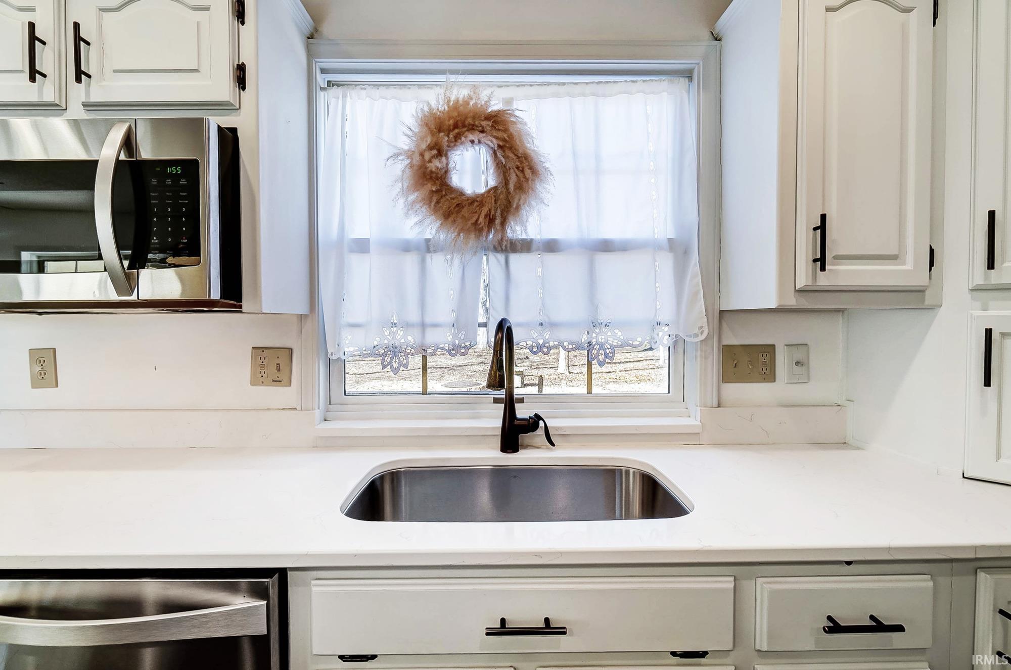 Photo 11 of 704 Oaktree Court