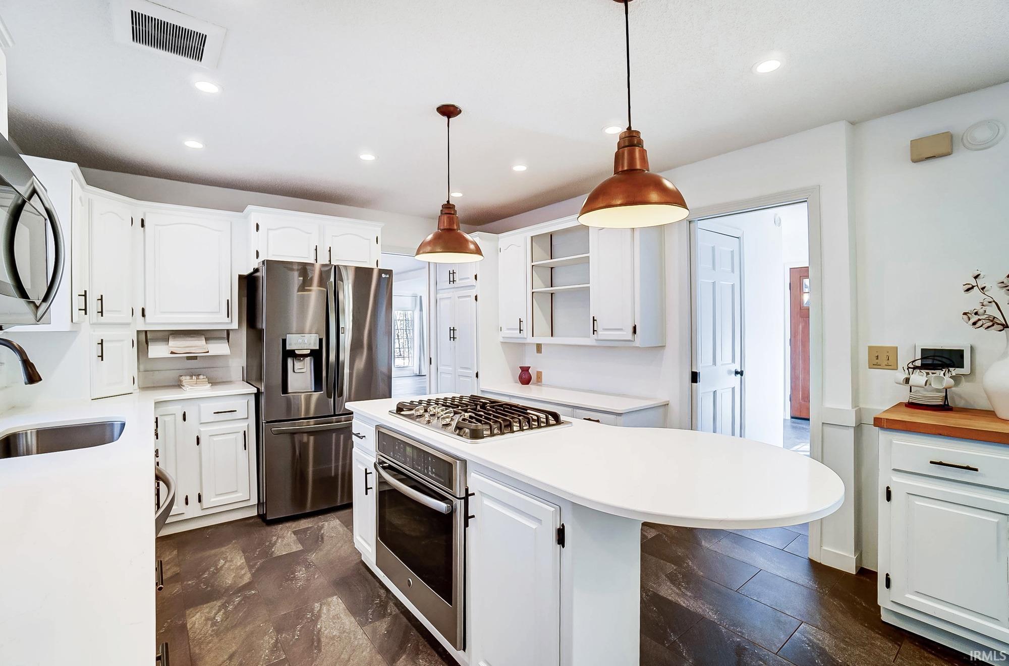 Photo 12 of 704 Oaktree Court