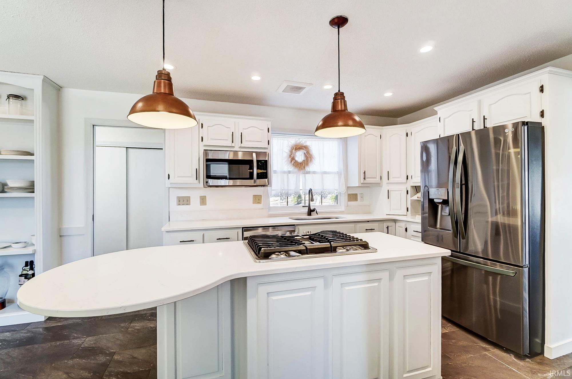 Photo 14 of 704 Oaktree Court