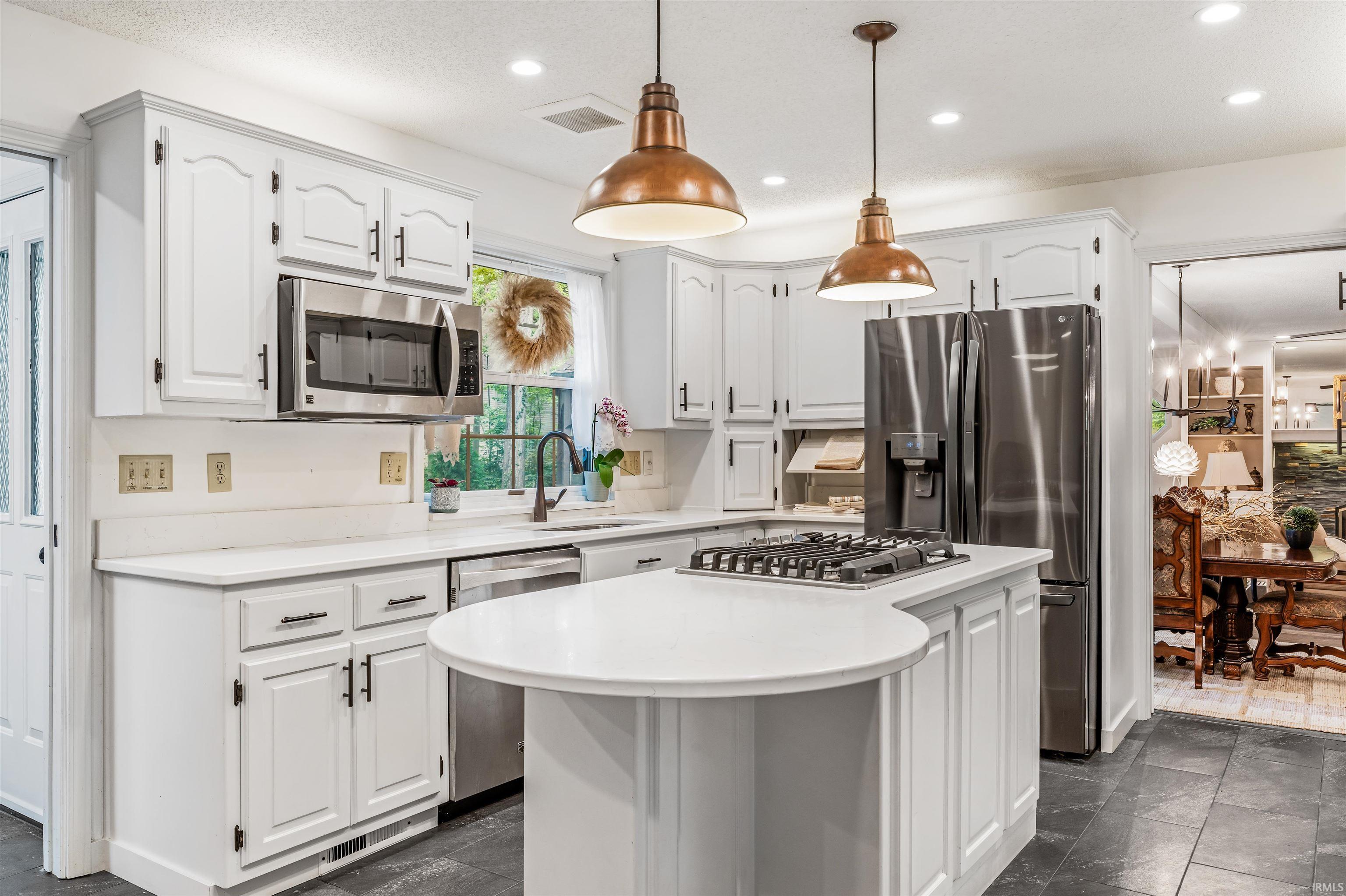 Photo 9 of 704 Oaktree Court