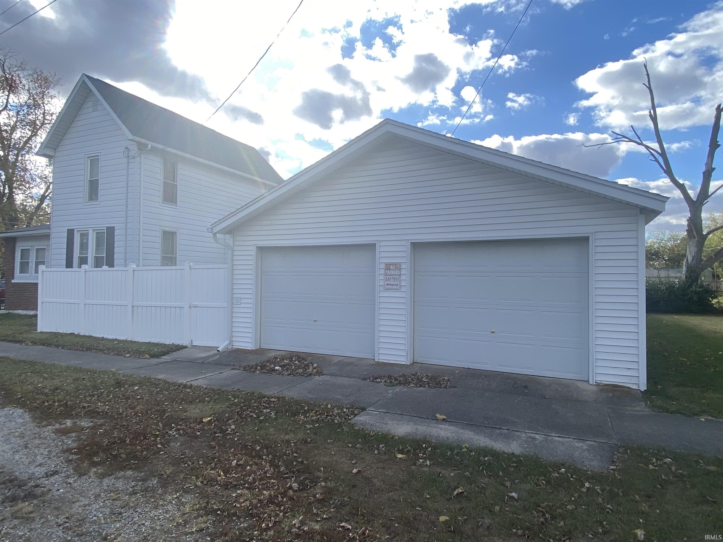 Photo 3 of 672 E Franklin Street