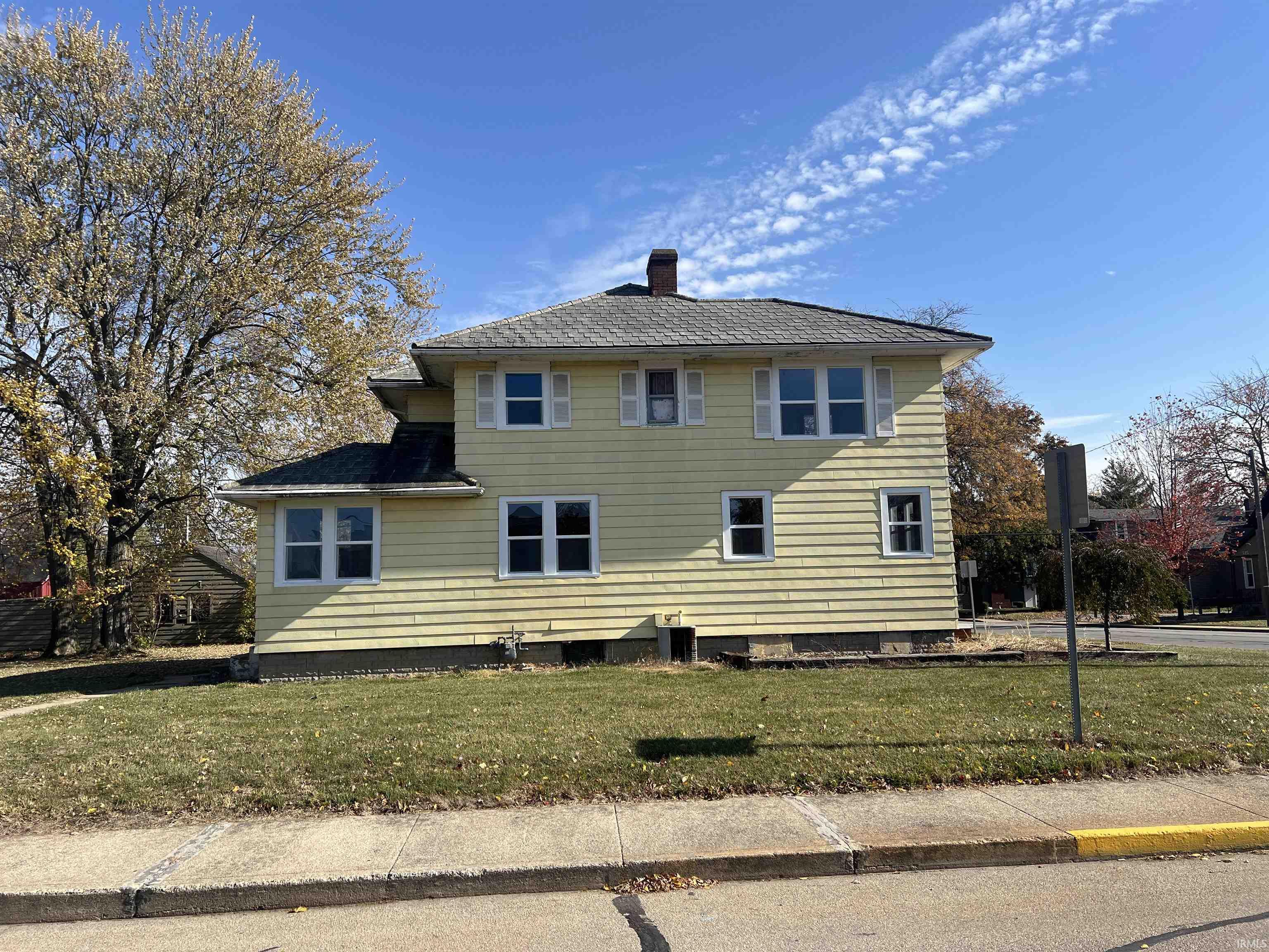 Photo 2 of 922 W Monroe Street