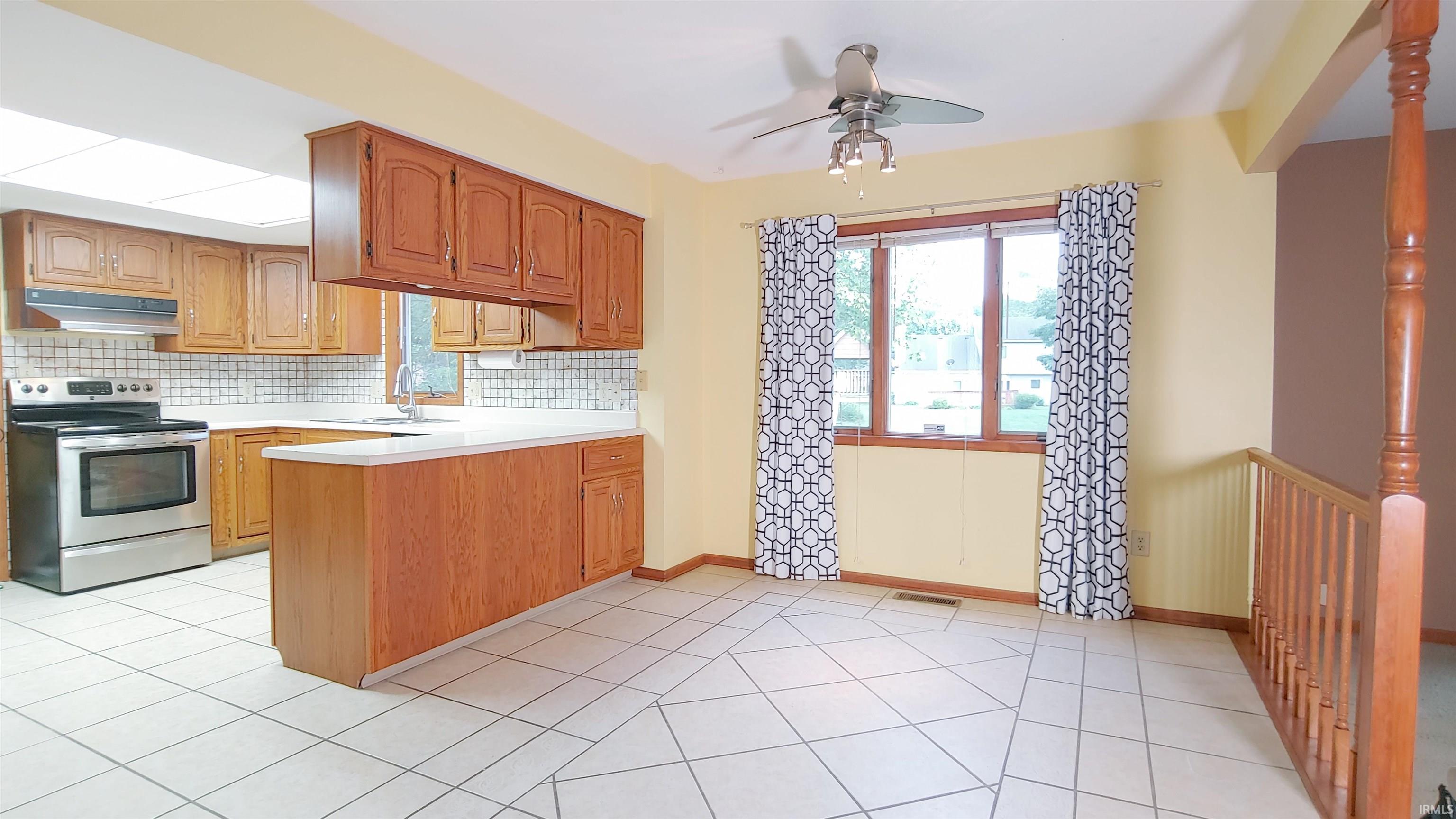 Breakfast with ceiling light and ceramic flooring