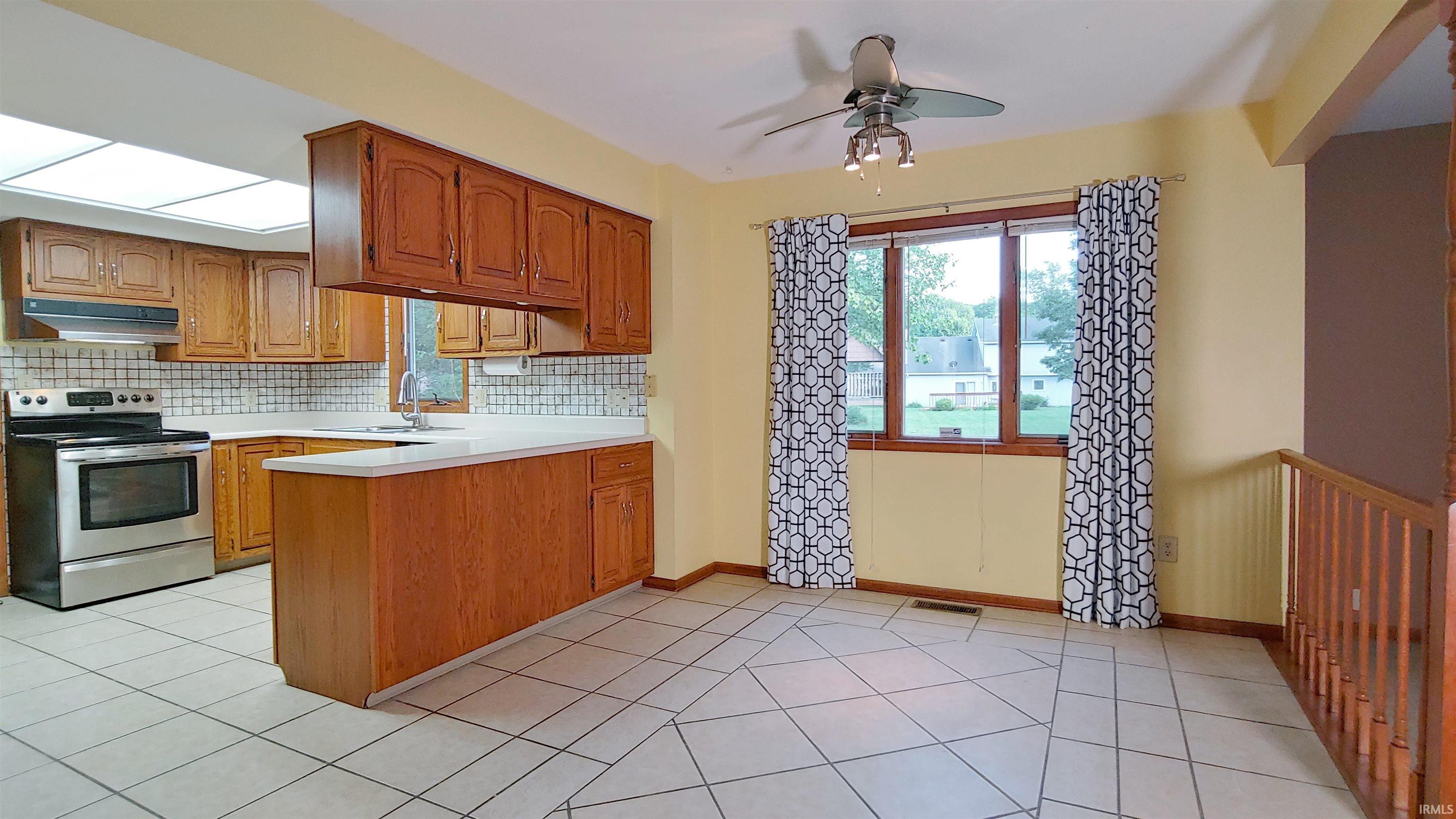 Breakfast with ceiling light and ceramic flooring