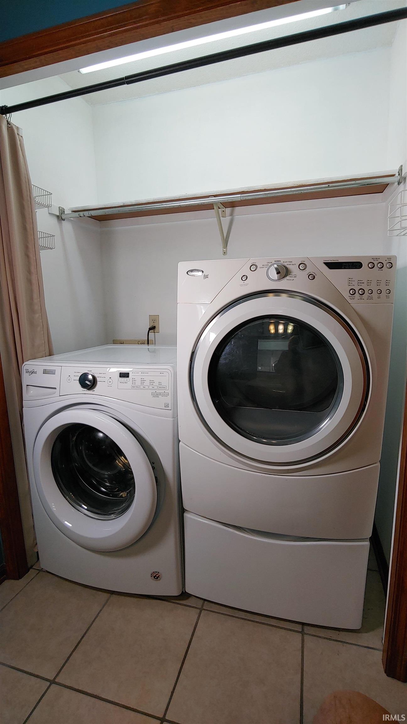 Laundry in halfbath with washing machine and clothes dryer
