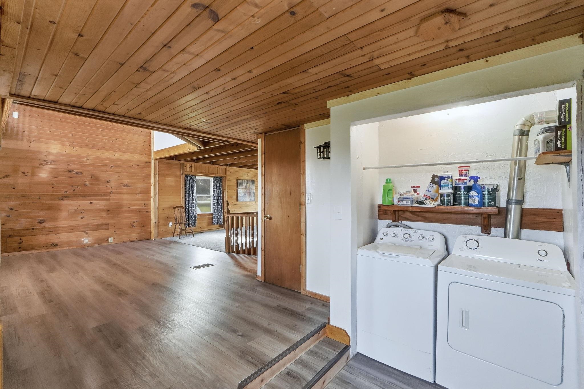 Photo 16 of 100 N 1000 W.