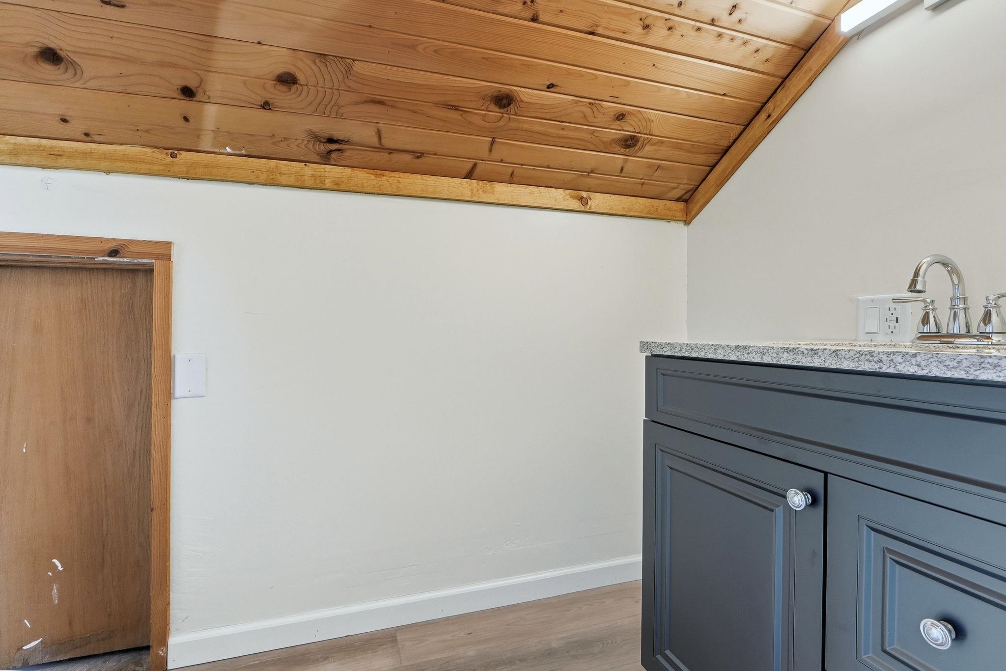 Photo 20 of 100 N 1000 W.