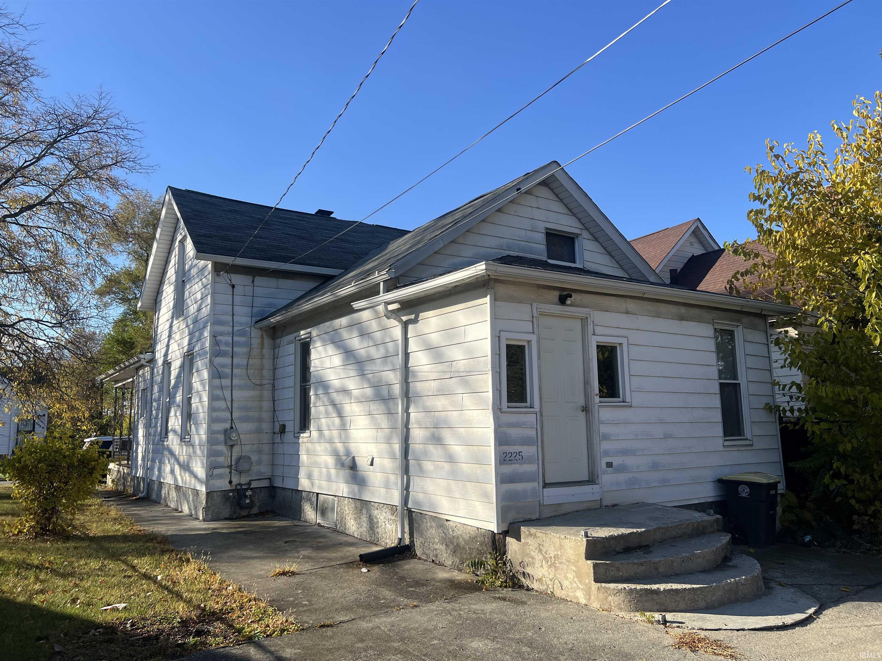 Photo 2 of 2225 Smith Street